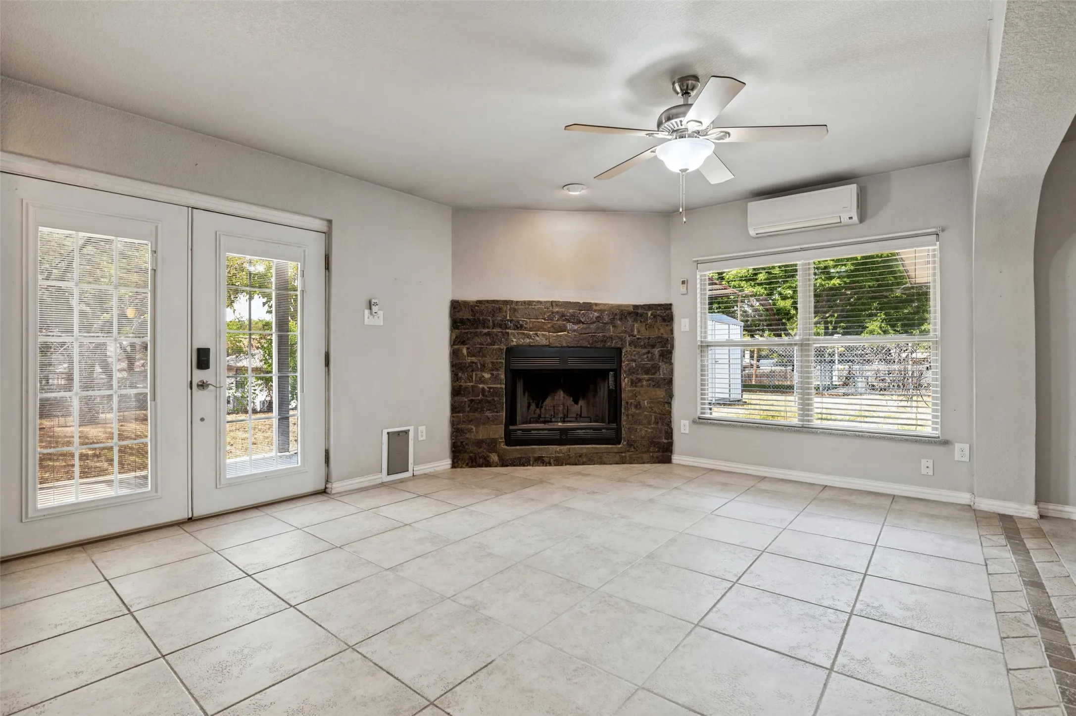 Single Family Residence For Sale in Tarrant County , 121 N Willow Street, Mansfield, Texas 76063, 3 Bedroom, 2 Bathroom, 2 Garage spaces, 1,828 Sqft, built in 1977, mls#21393212, Real Estate Agent in Mansfield, Homes For Sale in Tarrant county, Homes For Sale in Mansfield, Realtor in Mansfield Texas, Real Estate Brokerage Independent Realty Texas, Luminita Cordes Realtor
