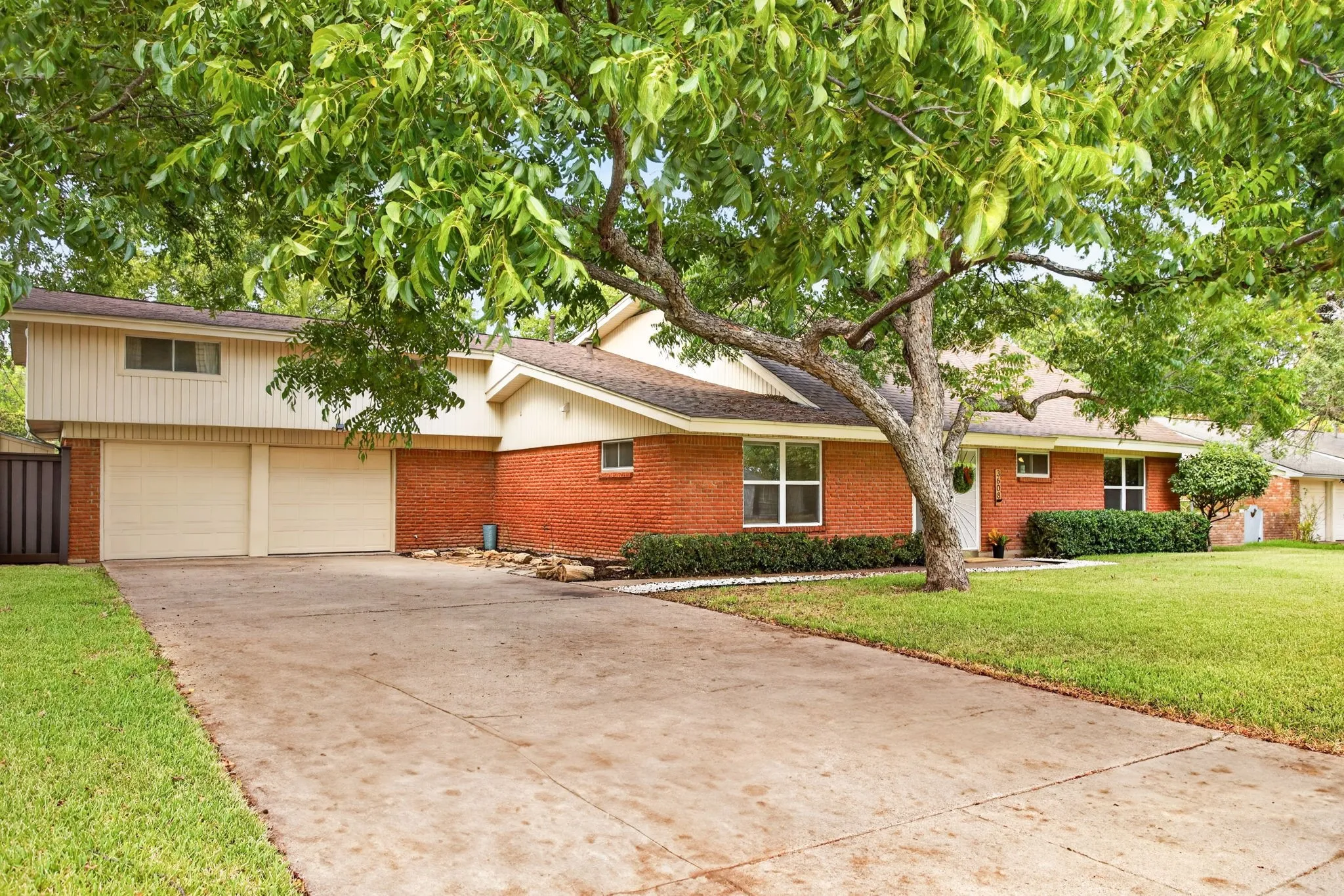 Single Family Residence For Sale in Tarrant County , 3608 Wooten Drive, Fort Worth, Texas 76133, 5 Bedroom, 4 Bathroom, 2 Garage spaces, 3,462 Sqft, built in 1959, mls#21394698, Real Estate Agent in Fort Worth, Homes For Sale in Tarrant county, Homes For Sale in Fort Worth, Realtor in Fort Worth Texas, Real Estate Brokerage Independent Realty Texas, Luminita Cordes Realtor