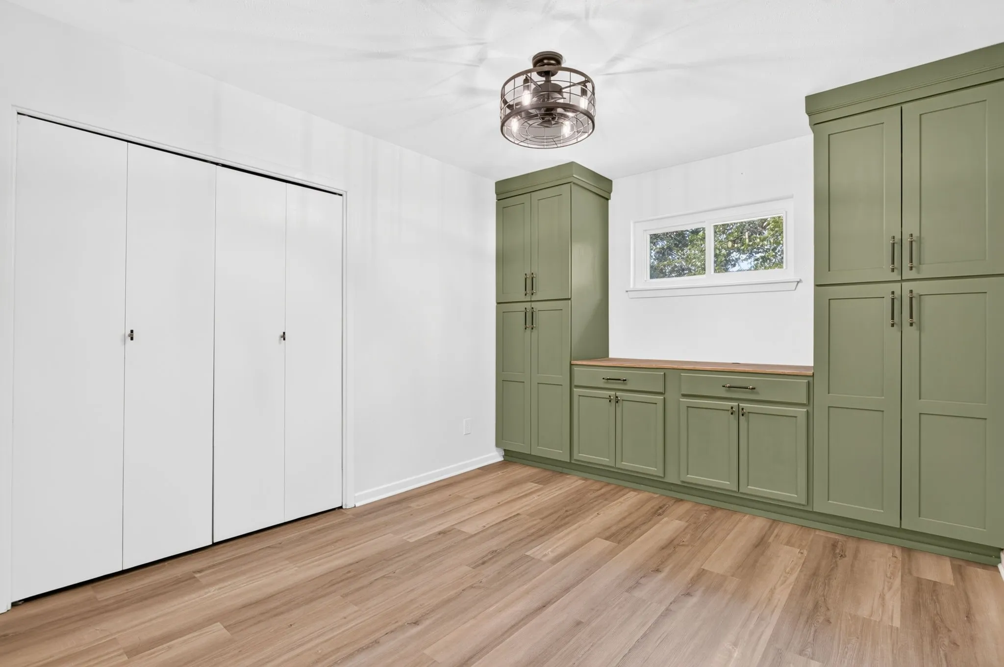 Single Family Residence For Sale in Tarrant County , 3608 Wooten Drive, Fort Worth, Texas 76133, 5 Bedroom, 4 Bathroom, 2 Garage spaces, 3,462 Sqft, built in 1959, mls#21394698, Real Estate Agent in Fort Worth, Homes For Sale in Tarrant county, Homes For Sale in Fort Worth, Realtor in Fort Worth Texas, Real Estate Brokerage Independent Realty Texas, Luminita Cordes Realtor