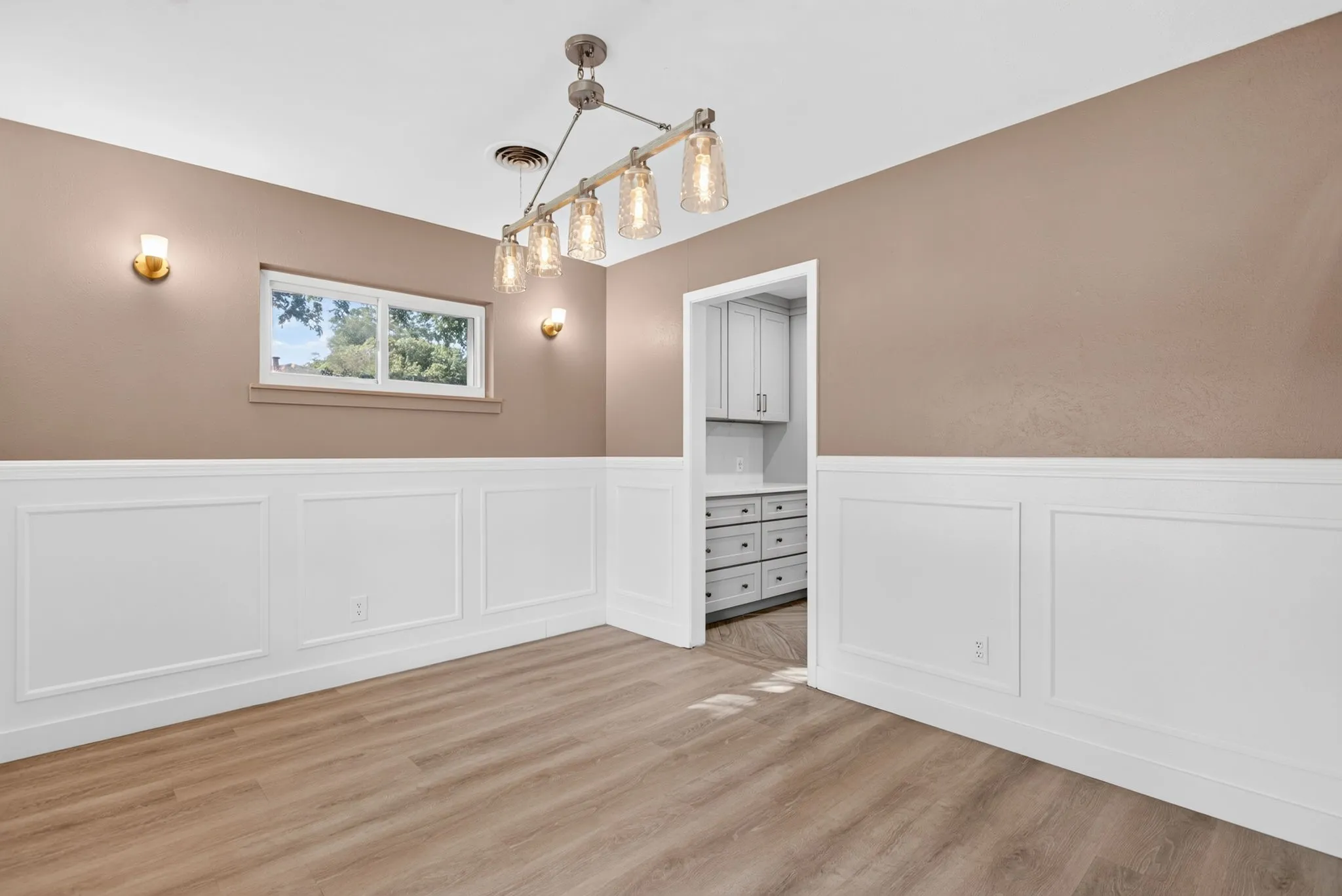 Single Family Residence For Sale in Tarrant County , 3608 Wooten Drive, Fort Worth, Texas 76133, 5 Bedroom, 4 Bathroom, 2 Garage spaces, 3,462 Sqft, built in 1959, mls#21394698, Real Estate Agent in Fort Worth, Homes For Sale in Tarrant county, Homes For Sale in Fort Worth, Realtor in Fort Worth Texas, Real Estate Brokerage Independent Realty Texas, Luminita Cordes Realtor
