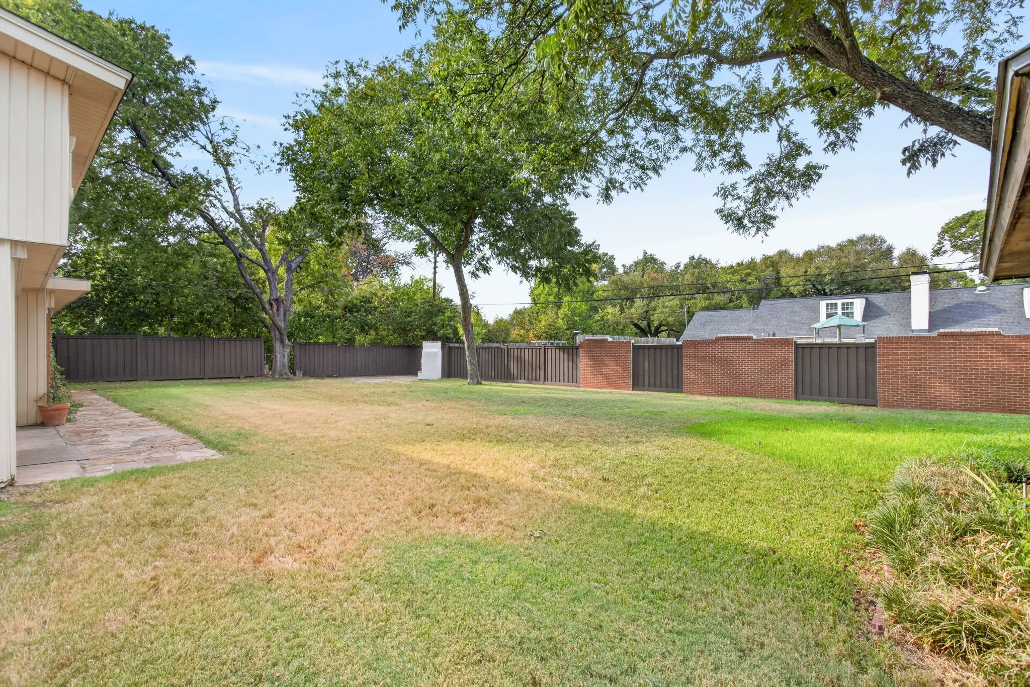 Single Family Residence For Sale in Tarrant County , 3608 Wooten Drive, Fort Worth, Texas 76133, 5 Bedroom, 4 Bathroom, 2 Garage spaces, 3,462 Sqft, built in 1959, mls#21394698, Real Estate Agent in Fort Worth, Homes For Sale in Tarrant county, Homes For Sale in Fort Worth, Realtor in Fort Worth Texas, Real Estate Brokerage Independent Realty Texas, Luminita Cordes Realtor
