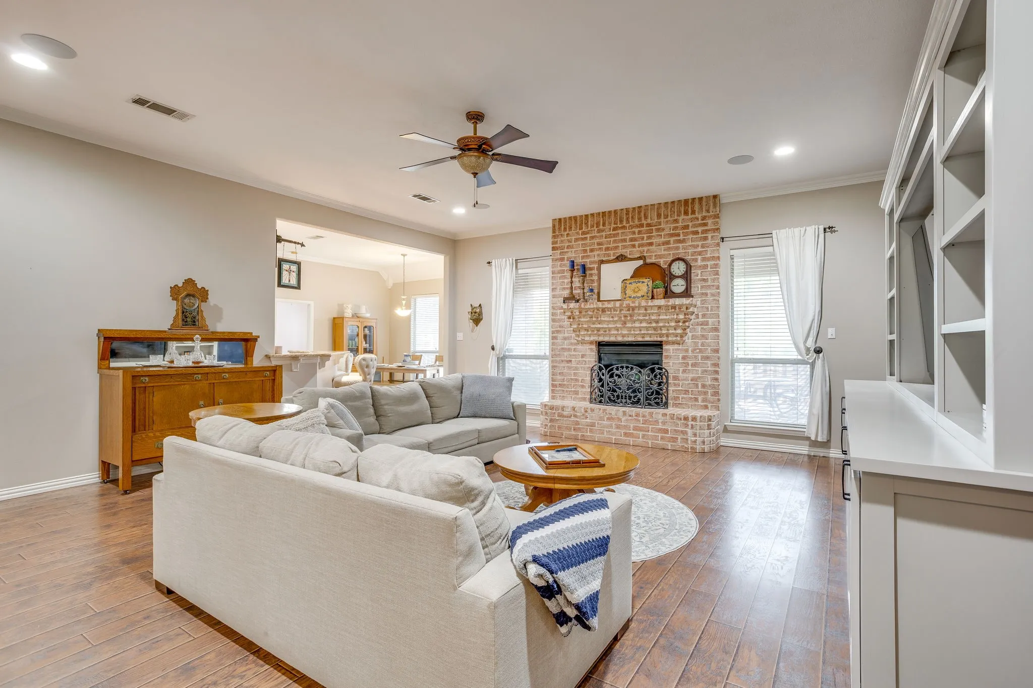 Single Family Residence For Sale in Johnson County , 427 Shenandoah Drive, Burleson, Texas 76028, 4 Bedroom, 3 Bathroom, 2 Garage spaces, 2,550 Sqft, built in 2001, mls#21392957, Real Estate Agent in Burleson, Homes For Sale in Johnson county, Homes For Sale in Burleson, Realtor in Burleson Texas, Real Estate Brokerage Independent Realty Texas, Luminita Cordes Realtor