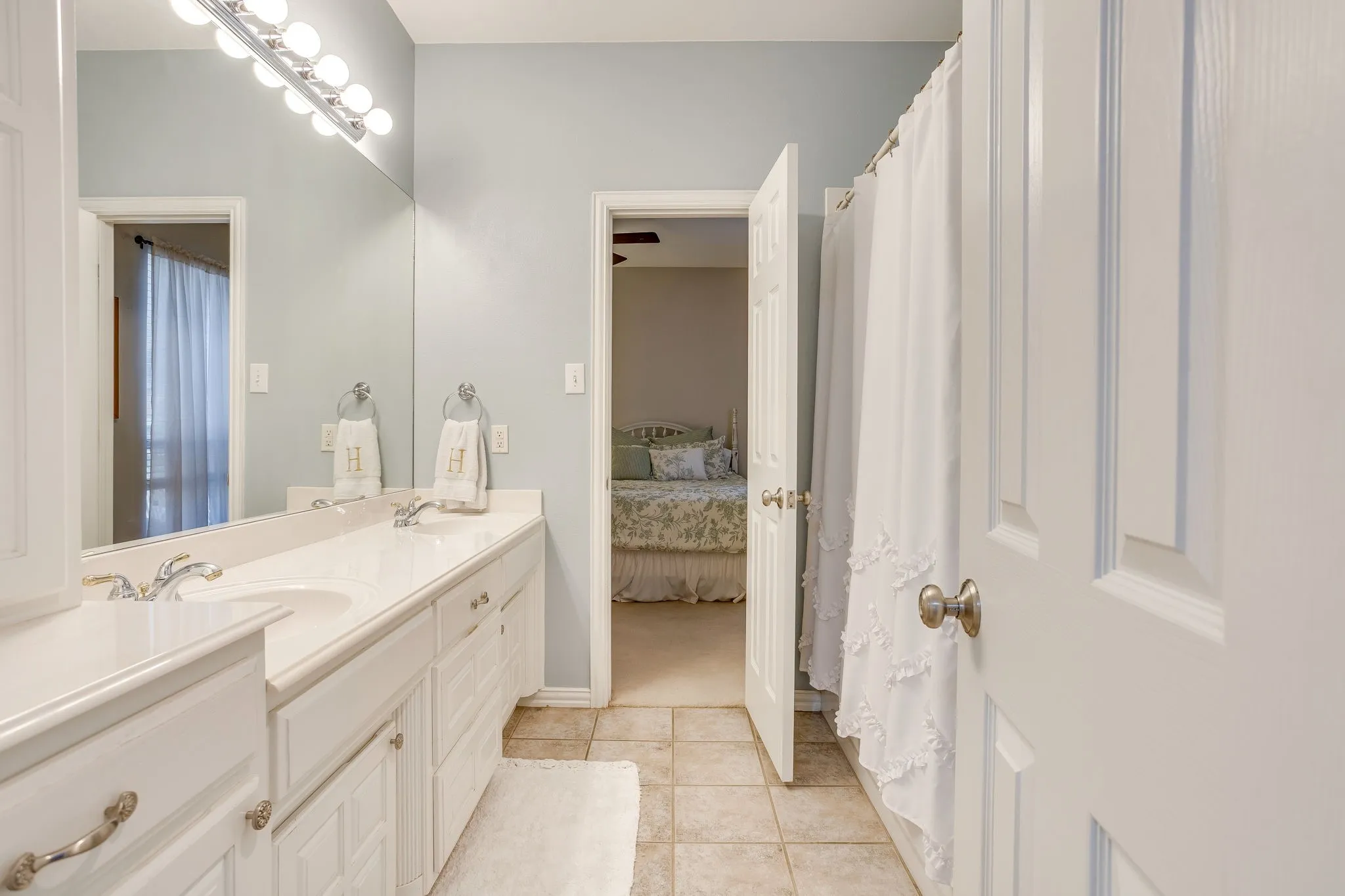 Single Family Residence For Sale in Johnson County , 427 Shenandoah Drive, Burleson, Texas 76028, 4 Bedroom, 3 Bathroom, 2 Garage spaces, 2,550 Sqft, built in 2001, mls#21392957, Real Estate Agent in Burleson, Homes For Sale in Johnson county, Homes For Sale in Burleson, Realtor in Burleson Texas, Real Estate Brokerage Independent Realty Texas, Luminita Cordes Realtor