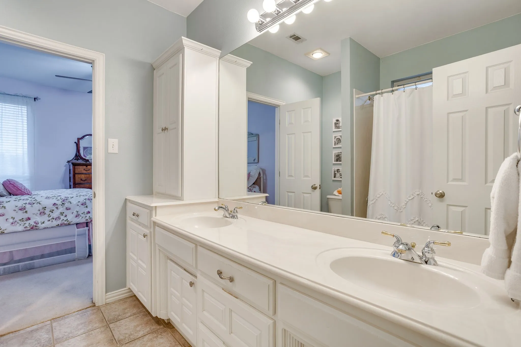 Single Family Residence For Sale in Johnson County , 427 Shenandoah Drive, Burleson, Texas 76028, 4 Bedroom, 3 Bathroom, 2 Garage spaces, 2,550 Sqft, built in 2001, mls#21392957, Real Estate Agent in Burleson, Homes For Sale in Johnson county, Homes For Sale in Burleson, Realtor in Burleson Texas, Real Estate Brokerage Independent Realty Texas, Luminita Cordes Realtor