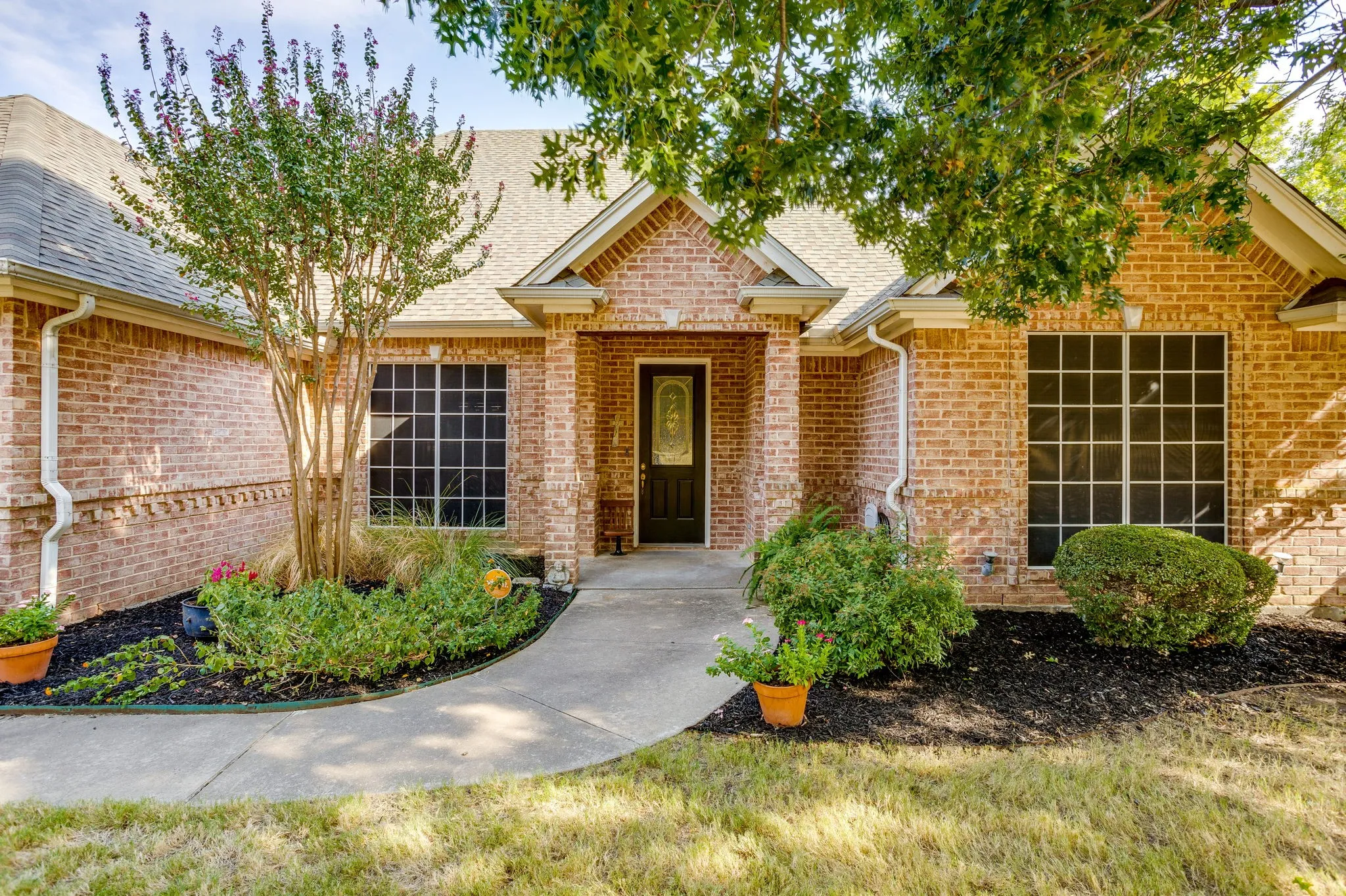 Single Family Residence For Sale in Johnson County , 427 Shenandoah Drive, Burleson, Texas 76028, 4 Bedroom, 3 Bathroom, 2 Garage spaces, 2,550 Sqft, built in 2001, mls#21392957, Real Estate Agent in Burleson, Homes For Sale in Johnson county, Homes For Sale in Burleson, Realtor in Burleson Texas, Real Estate Brokerage Independent Realty Texas, Luminita Cordes Realtor