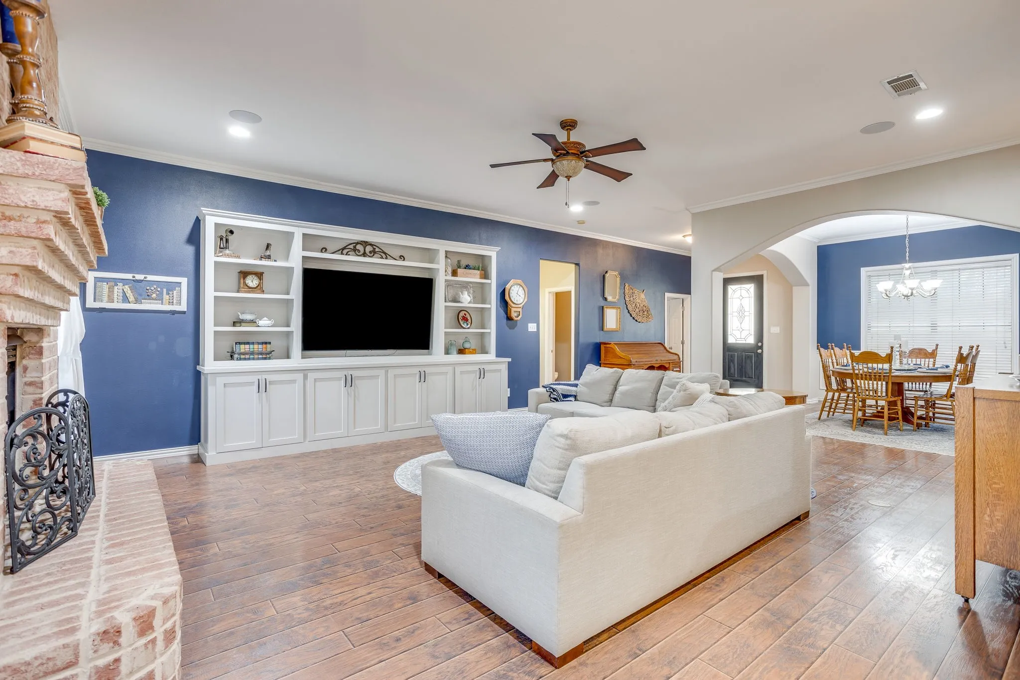 Single Family Residence For Sale in Johnson County , 427 Shenandoah Drive, Burleson, Texas 76028, 4 Bedroom, 3 Bathroom, 2 Garage spaces, 2,550 Sqft, built in 2001, mls#21392957, Real Estate Agent in Burleson, Homes For Sale in Johnson county, Homes For Sale in Burleson, Realtor in Burleson Texas, Real Estate Brokerage Independent Realty Texas, Luminita Cordes Realtor