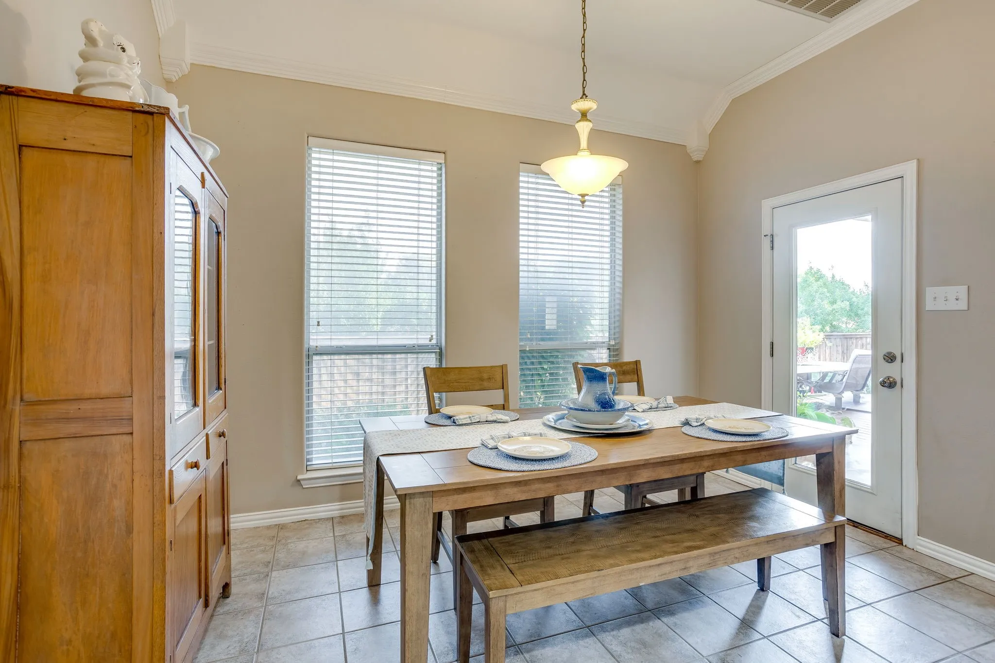 Single Family Residence For Sale in Johnson County , 427 Shenandoah Drive, Burleson, Texas 76028, 4 Bedroom, 3 Bathroom, 2 Garage spaces, 2,550 Sqft, built in 2001, mls#21392957, Real Estate Agent in Burleson, Homes For Sale in Johnson county, Homes For Sale in Burleson, Realtor in Burleson Texas, Real Estate Brokerage Independent Realty Texas, Luminita Cordes Realtor