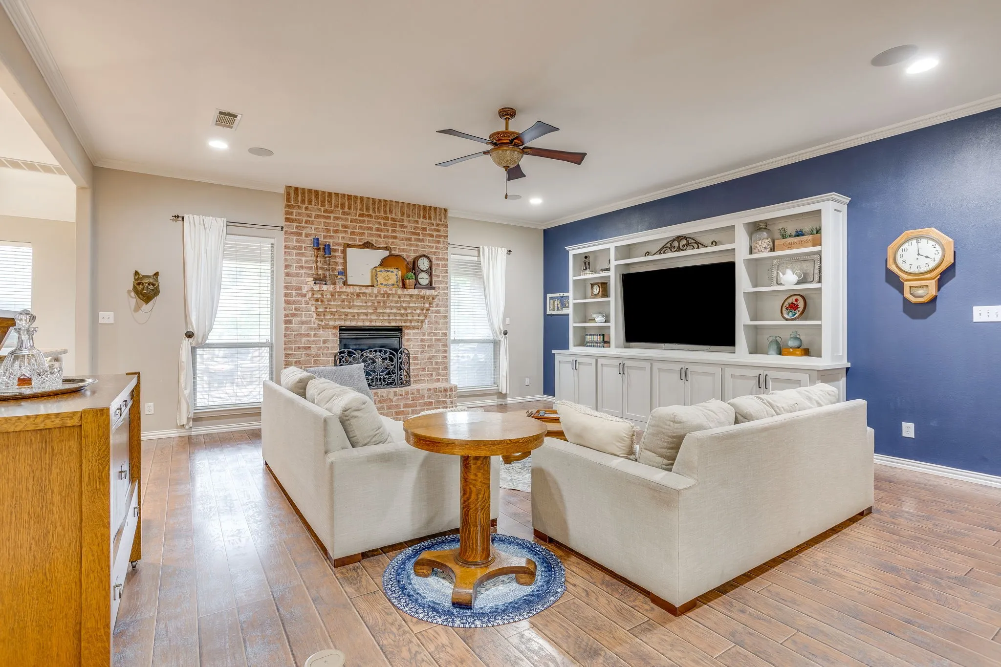 Single Family Residence For Sale in Johnson County , 427 Shenandoah Drive, Burleson, Texas 76028, 4 Bedroom, 3 Bathroom, 2 Garage spaces, 2,550 Sqft, built in 2001, mls#21392957, Real Estate Agent in Burleson, Homes For Sale in Johnson county, Homes For Sale in Burleson, Realtor in Burleson Texas, Real Estate Brokerage Independent Realty Texas, Luminita Cordes Realtor