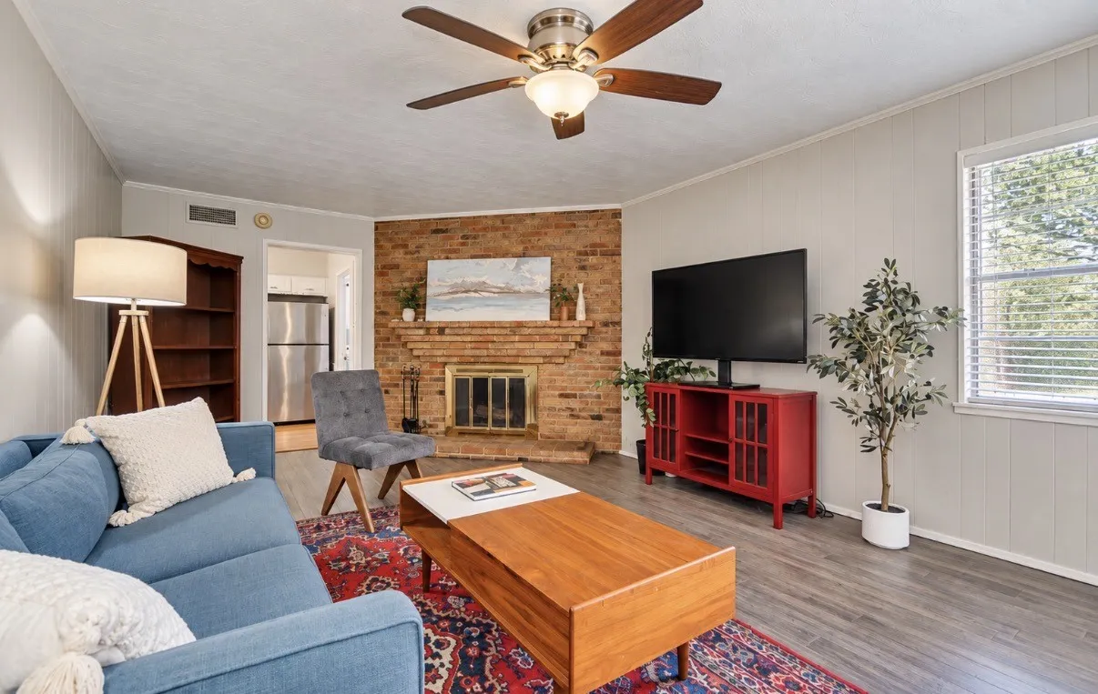 Single Family Residence For Sale in Dallas County , 10425 Church Road, Dallas, Texas 75238, 3 Bedroom, 2 Bathroom, 2 Garage spaces, 1,724 Sqft, built in 1964, mls#21395799, Real Estate Agent in Dallas, Homes For Sale in Dallas county, Homes For Sale in Dallas, Realtor in Dallas Texas, Real Estate Brokerage Independent Realty Texas, Luminita Cordes Realtor