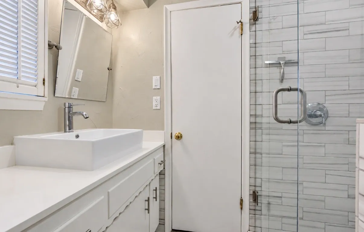 Jack'n Jill Bathroom