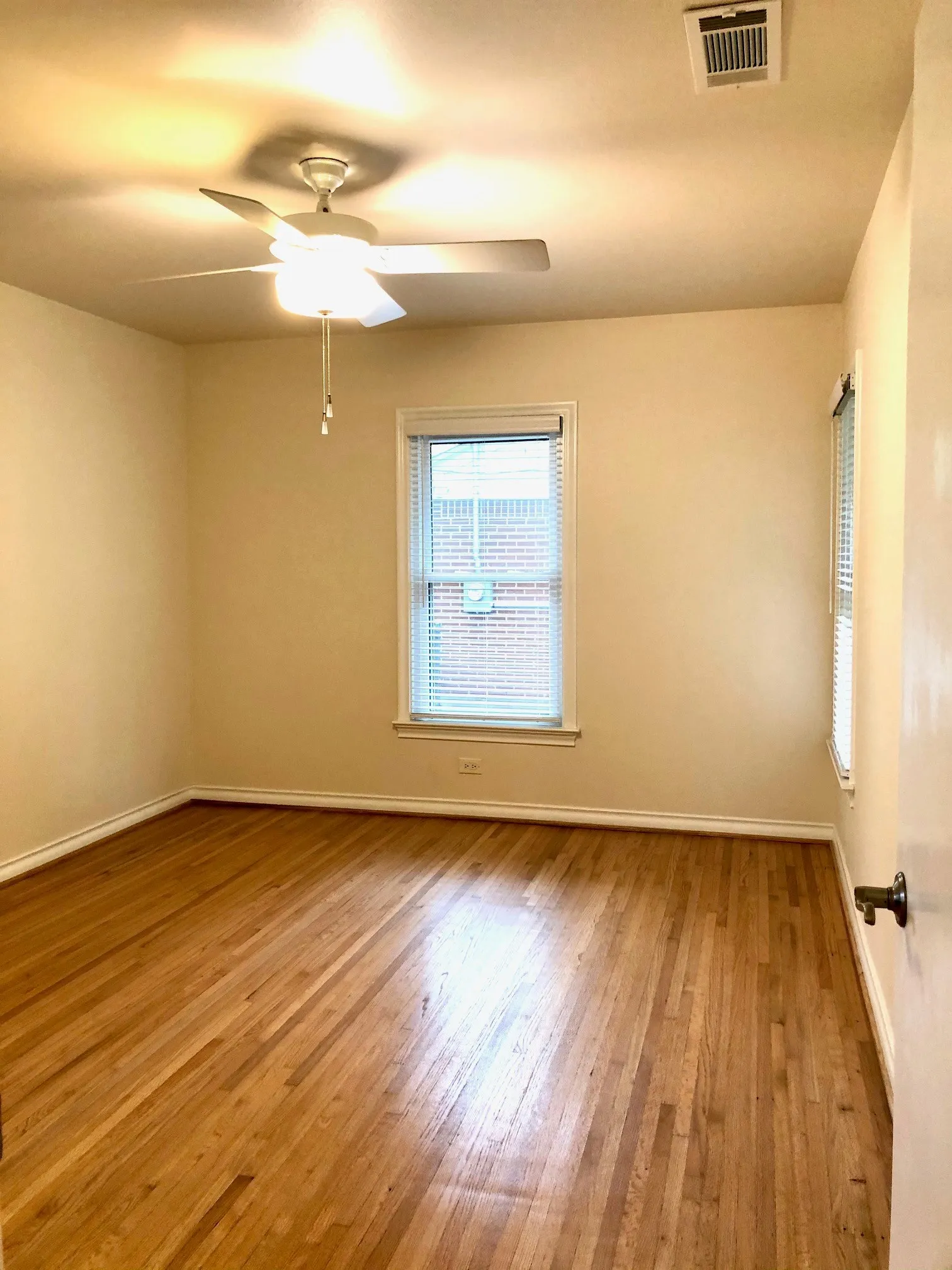 Single Family Residence For Sale in Dallas County , 3719 Manana Drive, Dallas, Texas 75220, 2 Bedroom, 1 Bathroom, 1 Garage spaces, 875 Sqft, built in 1950, mls#21394824, Real Estate Agent in Dallas, Homes For Sale in Dallas county, Homes For Sale in Dallas, Realtor in Dallas Texas, Real Estate Brokerage Independent Realty Texas, Luminita Cordes Realtor