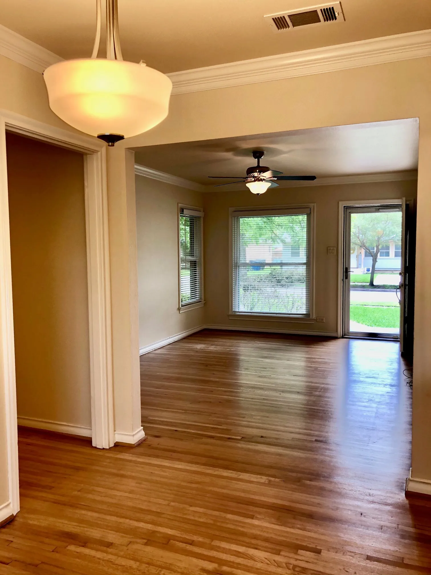 Single Family Residence For Sale in Dallas County , 3719 Manana Drive, Dallas, Texas 75220, 2 Bedroom, 1 Bathroom, 1 Garage spaces, 875 Sqft, built in 1950, mls#21394824, Real Estate Agent in Dallas, Homes For Sale in Dallas county, Homes For Sale in Dallas, Realtor in Dallas Texas, Real Estate Brokerage Independent Realty Texas, Luminita Cordes Realtor