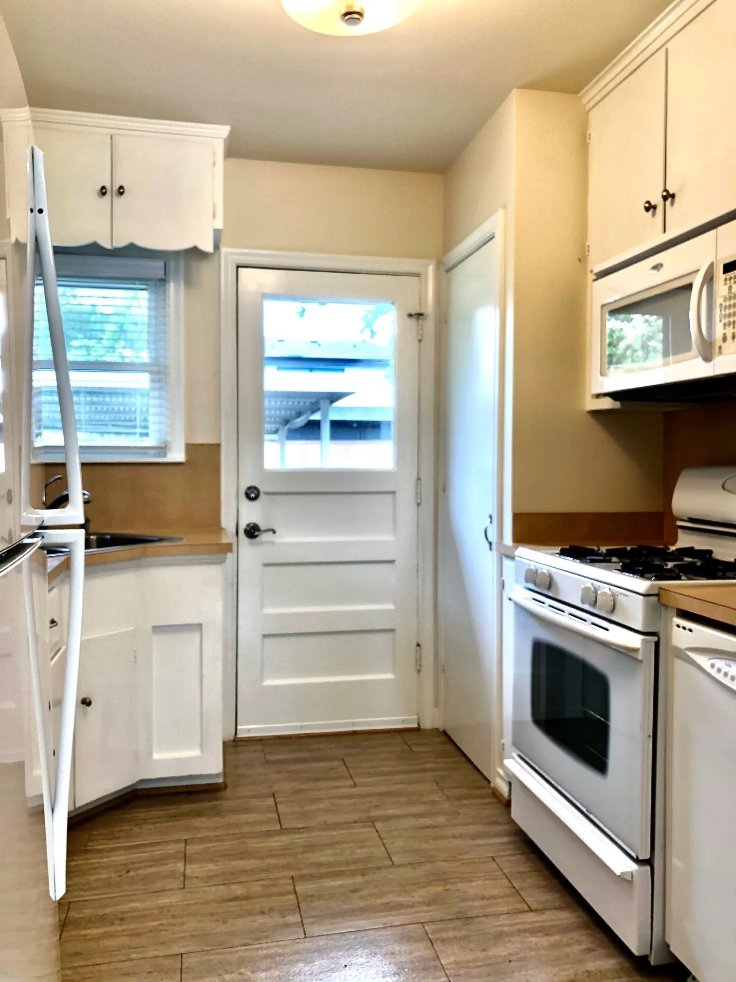 Single Family Residence For Sale in Dallas County , 3719 Manana Drive, Dallas, Texas 75220, 2 Bedroom, 1 Bathroom, 1 Garage spaces, 875 Sqft, built in 1950, mls#21394824, Real Estate Agent in Dallas, Homes For Sale in Dallas county, Homes For Sale in Dallas, Realtor in Dallas Texas, Real Estate Brokerage Independent Realty Texas, Luminita Cordes Realtor