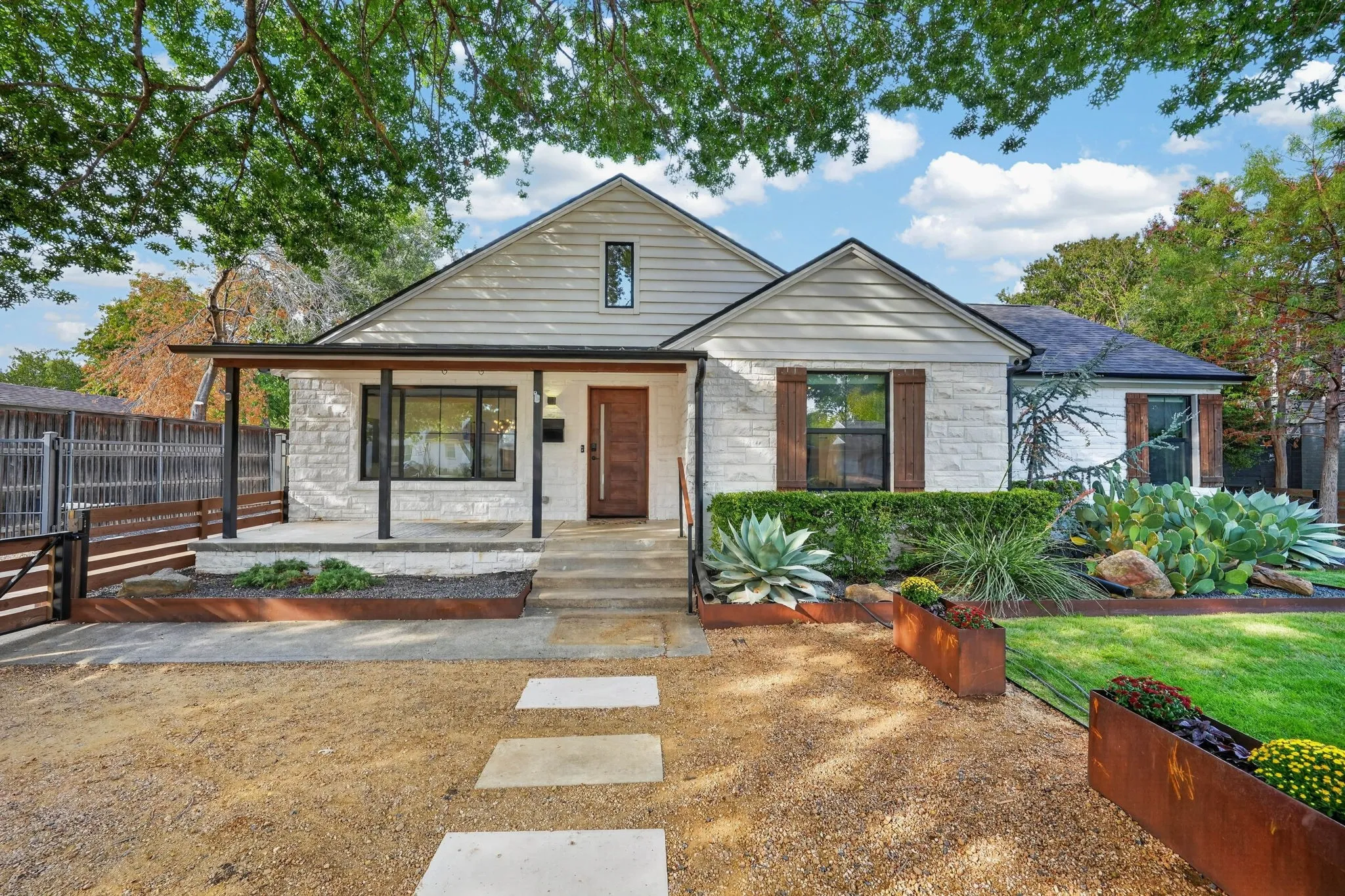 Single Family Residence For Sale in Dallas County , 3911 Highgrove Drive, Dallas, Texas 75220, 4 Bedroom, 3 Bathroom, 2 Garage spaces, 2,106 Sqft, built in 1951, mls#21395714, Real Estate Agent in Dallas, Homes For Sale in Dallas county, Homes For Sale in Dallas, Realtor in Dallas Texas, Real Estate Brokerage Independent Realty Texas, Luminita Cordes Realtor
