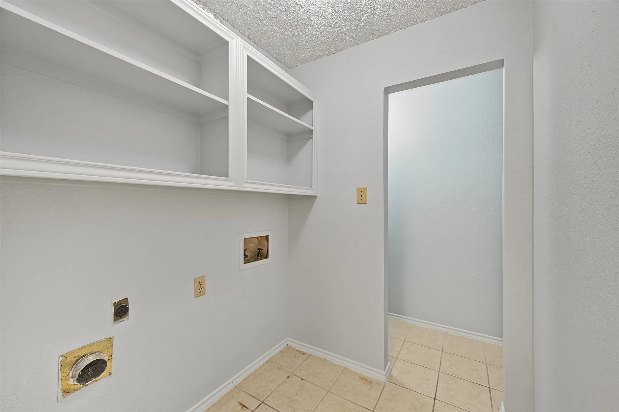 Townhouse For Sale in Dallas County , 2800 Keller Springs Road 1D, Carrollton, Texas 75006, 2 Bedroom, 1 Bathroom, 2 Garage spaces, 980 Sqft, built in 1985, mls#21395478, Real Estate Agent in Carrollton, Homes For Sale in Dallas county, Homes For Sale in Carrollton, Realtor in Carrollton Texas, Real Estate Brokerage Independent Realty Texas, Luminita Cordes Realtor