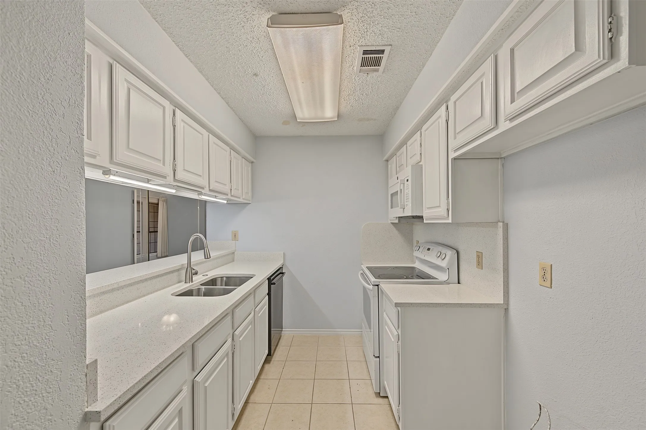 Townhouse For Sale in Dallas County , 2800 Keller Springs Road 1D, Carrollton, Texas 75006, 2 Bedroom, 1 Bathroom, 2 Garage spaces, 980 Sqft, built in 1985, mls#21395478, Real Estate Agent in Carrollton, Homes For Sale in Dallas county, Homes For Sale in Carrollton, Realtor in Carrollton Texas, Real Estate Brokerage Independent Realty Texas, Luminita Cordes Realtor