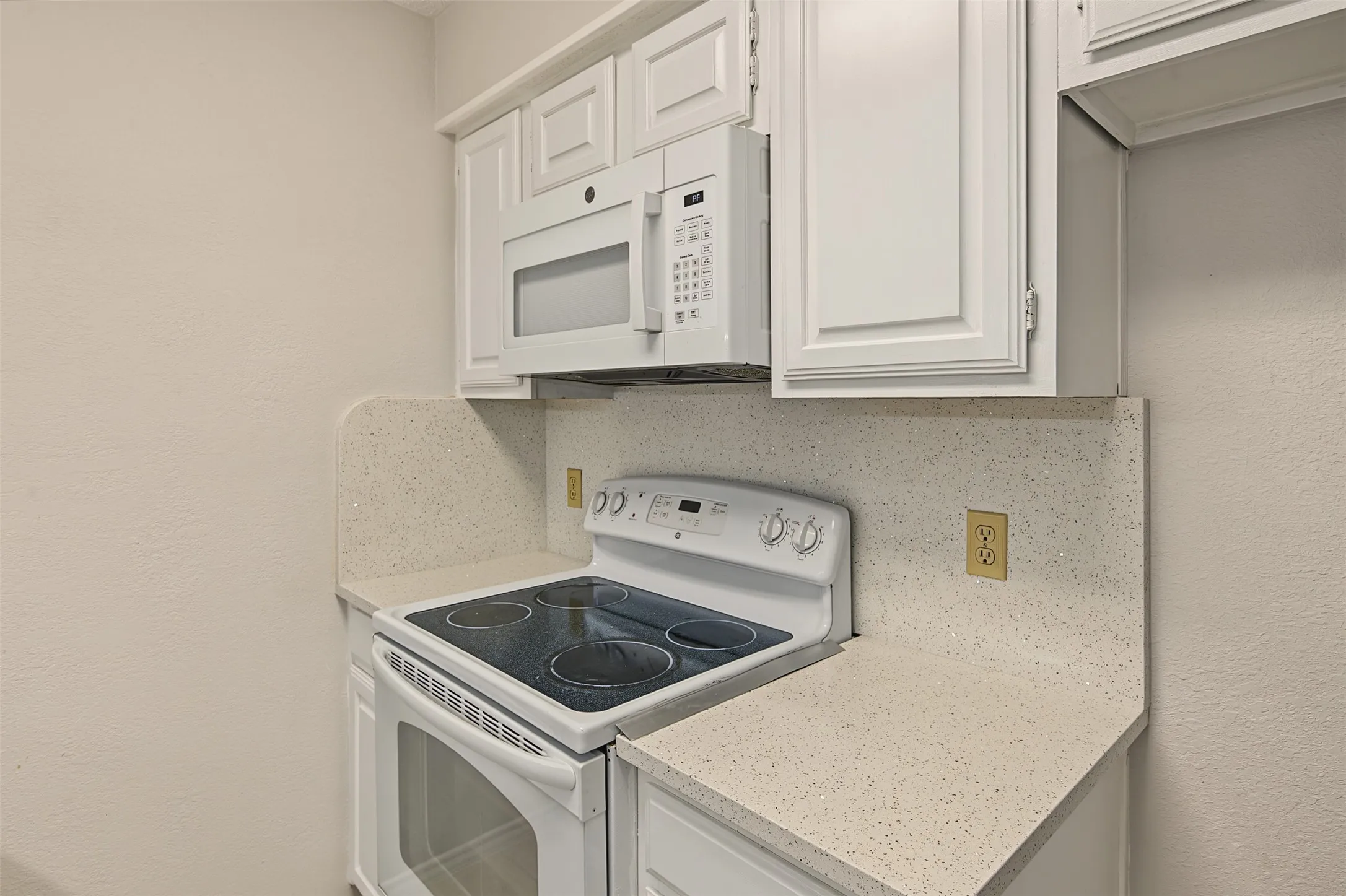 Townhouse For Sale in Dallas County , 2800 Keller Springs Road 1D, Carrollton, Texas 75006, 2 Bedroom, 1 Bathroom, 2 Garage spaces, 980 Sqft, built in 1985, mls#21395478, Real Estate Agent in Carrollton, Homes For Sale in Dallas county, Homes For Sale in Carrollton, Realtor in Carrollton Texas, Real Estate Brokerage Independent Realty Texas, Luminita Cordes Realtor