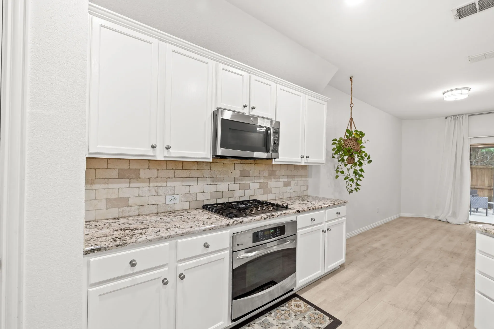 Single Family Residence For Sale in Denton County , 2657 Jacobson Drive, Lewisville, Texas 75067, 3 Bedroom, 3 Bathroom, 2 Garage spaces, 1,849 Sqft, built in 2009, mls#21395811, Real Estate Agent in Lewisville, Homes For Sale in Denton county, Homes For Sale in Lewisville, Realtor in Lewisville Texas, Real Estate Brokerage Independent Realty Texas, Luminita Cordes Realtor