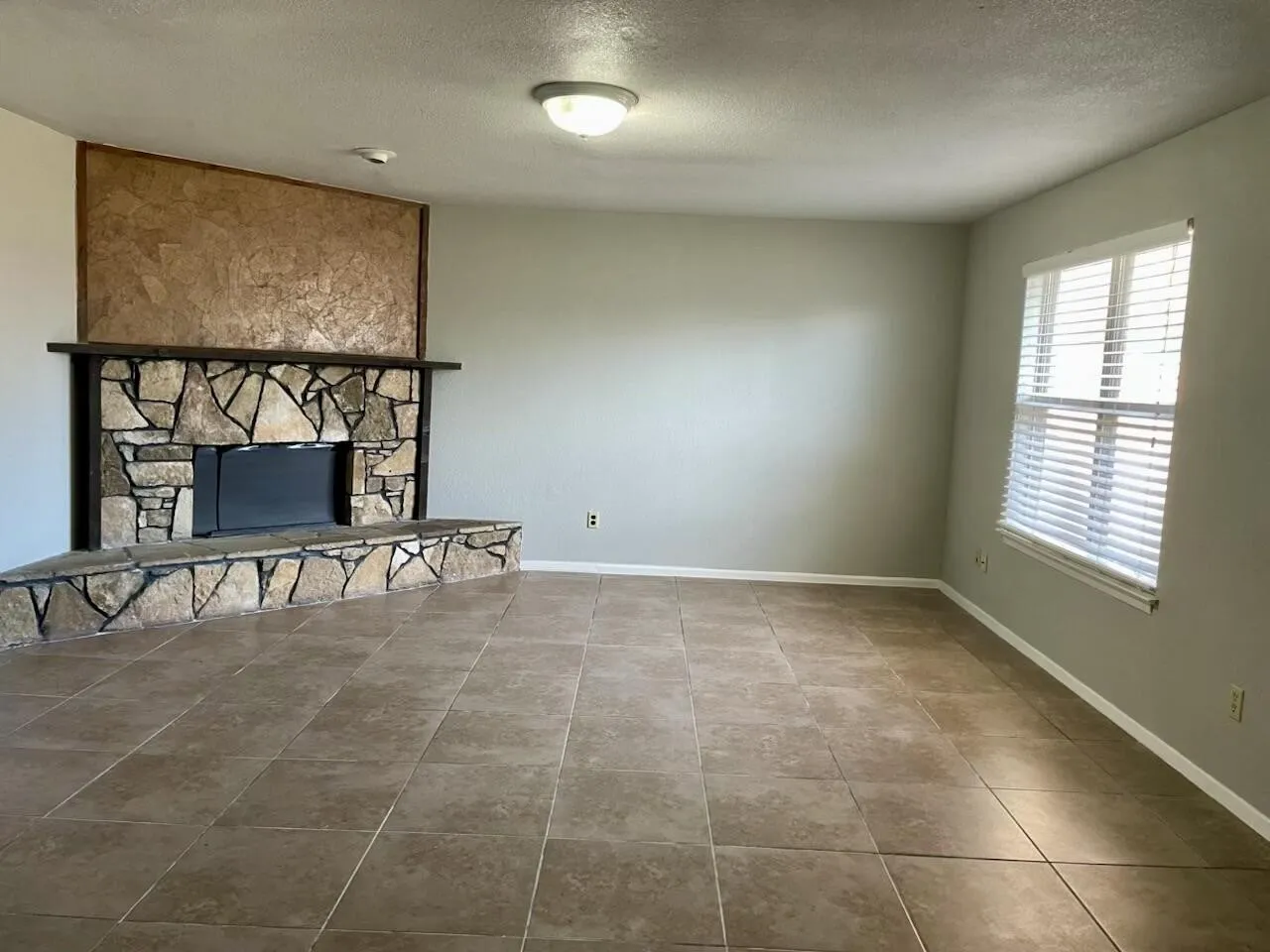 Single Family Residence For Sale in Tarrant County , 915 Lemontree Drive, Arlington, Texas 76017, 3 Bedroom, 2 Bathroom, 2 Garage spaces, 1,254 Sqft, built in 1980, mls#21395806, Real Estate Agent in Arlington, Homes For Sale in Tarrant county, Homes For Sale in Arlington, Realtor in Arlington Texas, Real Estate Brokerage Independent Realty Texas, Luminita Cordes Realtor