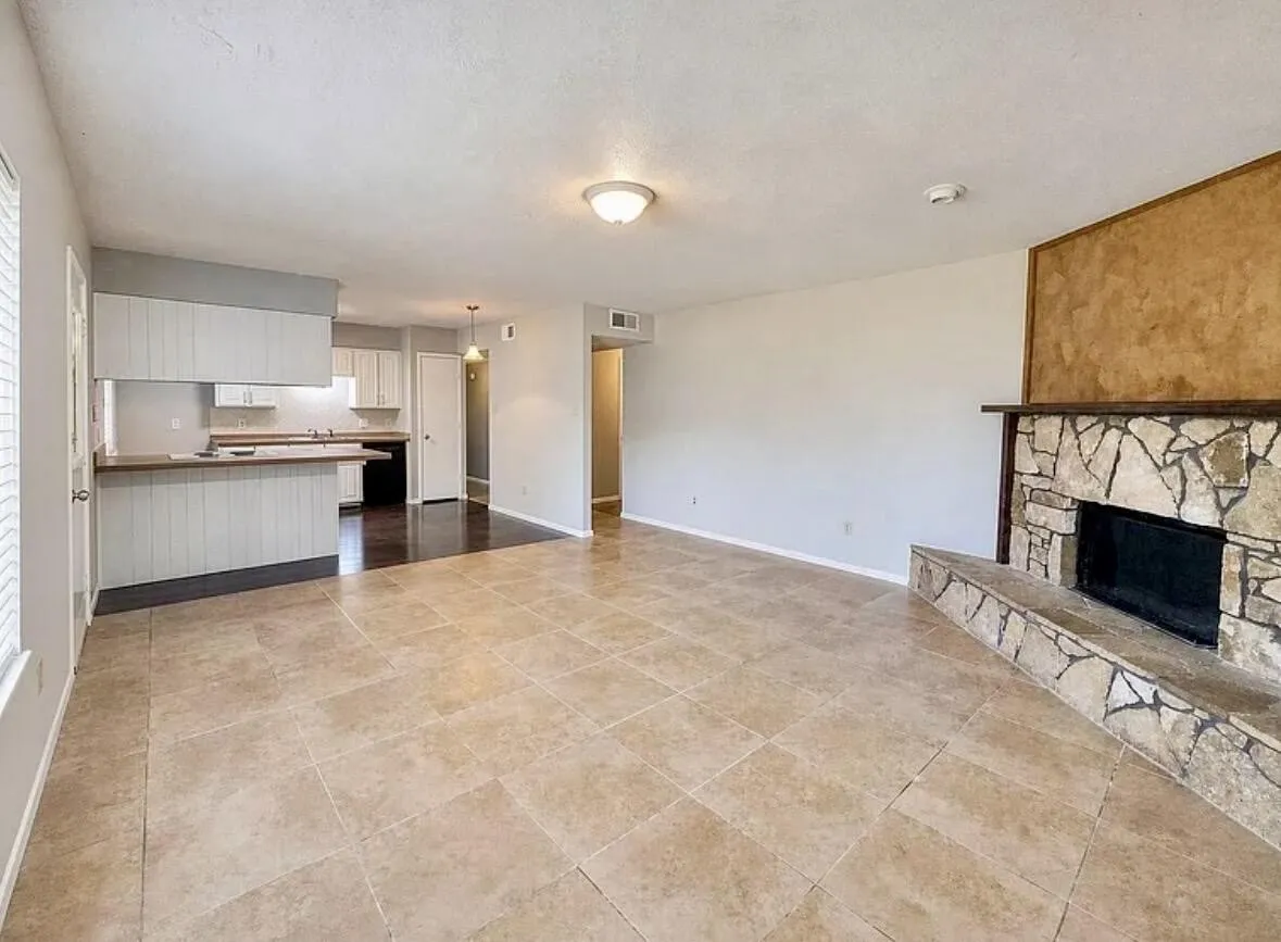 Single Family Residence For Sale in Tarrant County , 915 Lemontree Drive, Arlington, Texas 76017, 3 Bedroom, 2 Bathroom, 2 Garage spaces, 1,254 Sqft, built in 1980, mls#21395806, Real Estate Agent in Arlington, Homes For Sale in Tarrant county, Homes For Sale in Arlington, Realtor in Arlington Texas, Real Estate Brokerage Independent Realty Texas, Luminita Cordes Realtor