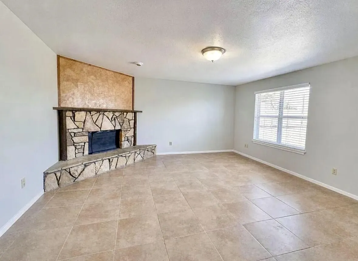 Single Family Residence For Sale in Tarrant County , 915 Lemontree Drive, Arlington, Texas 76017, 3 Bedroom, 2 Bathroom, 2 Garage spaces, 1,254 Sqft, built in 1980, mls#21395806, Real Estate Agent in Arlington, Homes For Sale in Tarrant county, Homes For Sale in Arlington, Realtor in Arlington Texas, Real Estate Brokerage Independent Realty Texas, Luminita Cordes Realtor