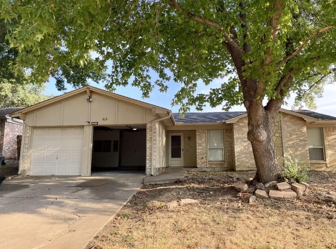 Single Family Residence For Sale in Tarrant County , 915 Lemontree Drive, Arlington, Texas 76017, 3 Bedroom, 2 Bathroom, 2 Garage spaces, 1,254 Sqft, built in 1980, mls#21395806, Real Estate Agent in Arlington, Homes For Sale in Tarrant county, Homes For Sale in Arlington, Realtor in Arlington Texas, Real Estate Brokerage Independent Realty Texas, Luminita Cordes Realtor