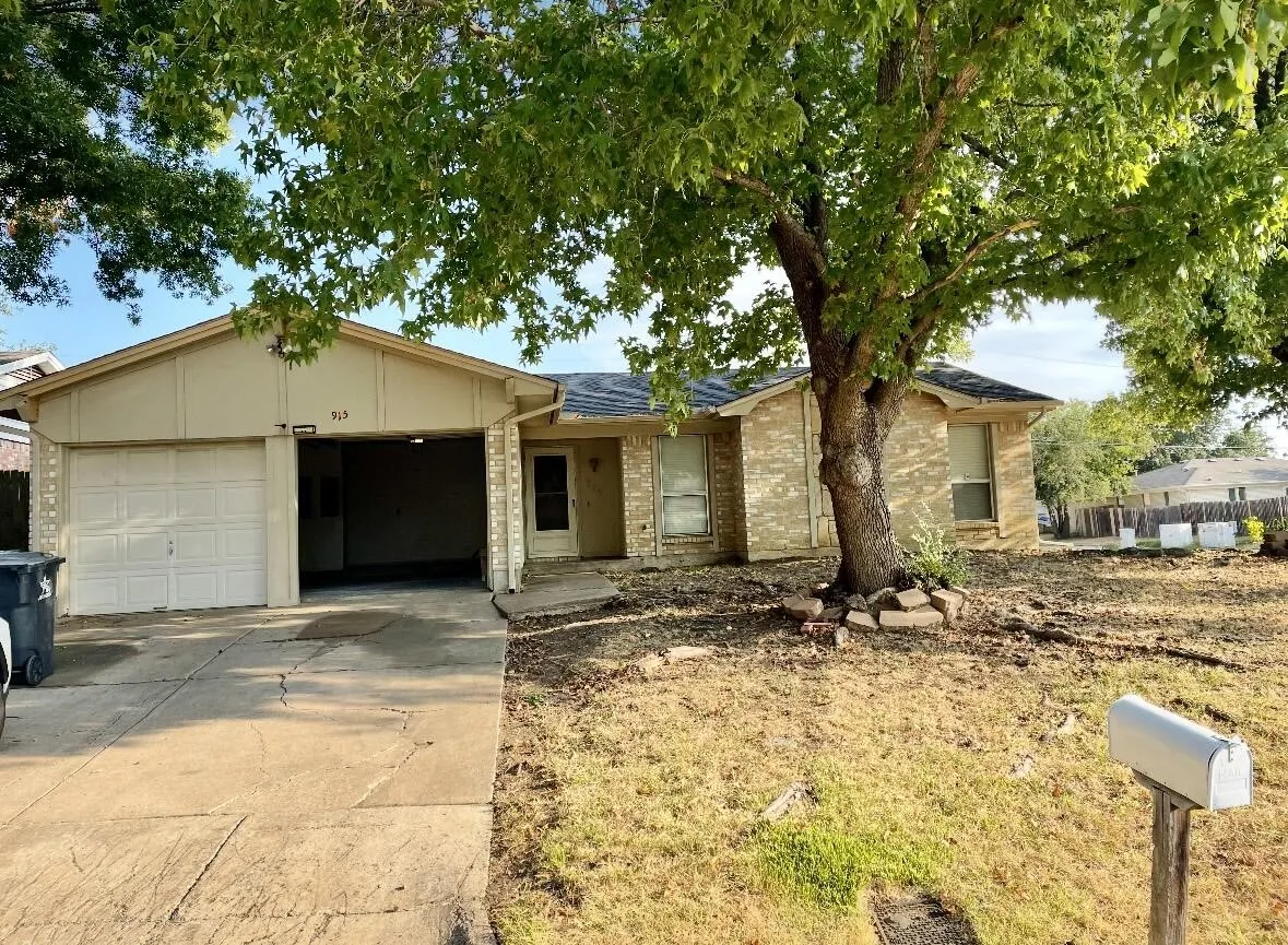 Single Family Residence For Sale in Tarrant County , 915 Lemontree Drive, Arlington, Texas 76017, 3 Bedroom, 2 Bathroom, 2 Garage spaces, 1,254 Sqft, built in 1980, mls#21395806, Real Estate Agent in Arlington, Homes For Sale in Tarrant county, Homes For Sale in Arlington, Realtor in Arlington Texas, Real Estate Brokerage Independent Realty Texas, Luminita Cordes Realtor