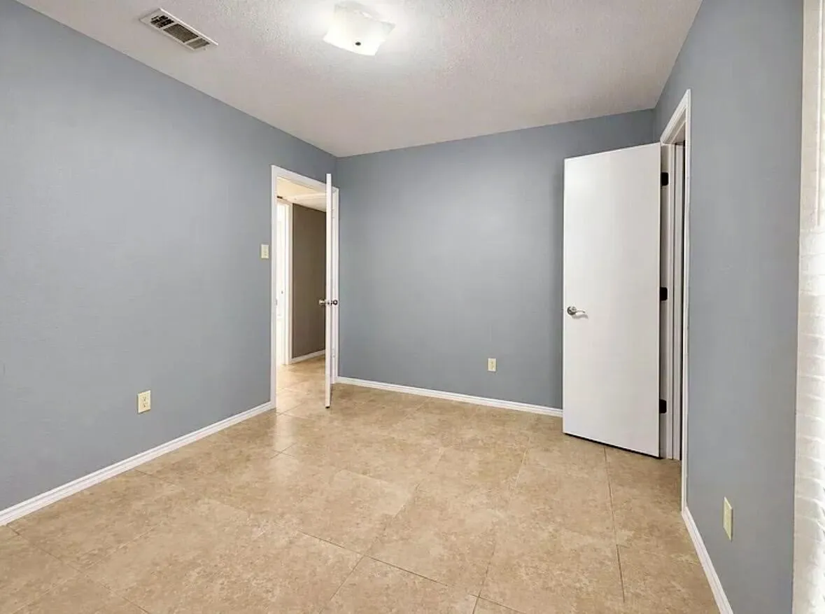 Single Family Residence For Sale in Tarrant County , 915 Lemontree Drive, Arlington, Texas 76017, 3 Bedroom, 2 Bathroom, 2 Garage spaces, 1,254 Sqft, built in 1980, mls#21395806, Real Estate Agent in Arlington, Homes For Sale in Tarrant county, Homes For Sale in Arlington, Realtor in Arlington Texas, Real Estate Brokerage Independent Realty Texas, Luminita Cordes Realtor