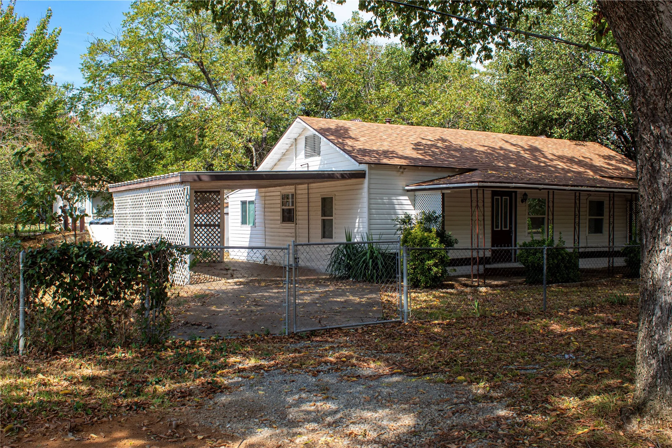 Single Family Residence For Rent in Grayson County , 1001 Star Street, Denison, Texas 75020, 2 Bedroom, 1 Bathroom, Garage spaces, 1,160 Sqft, built in 1945, mls#21395800, Real Estate Agent in Denison, Homes For Rent in Grayson county, Homes For Rent in Denison, Realtor in Denison Texas, Real Estate Brokerage Independent Realty Texas, Luminita Cordes Realtor