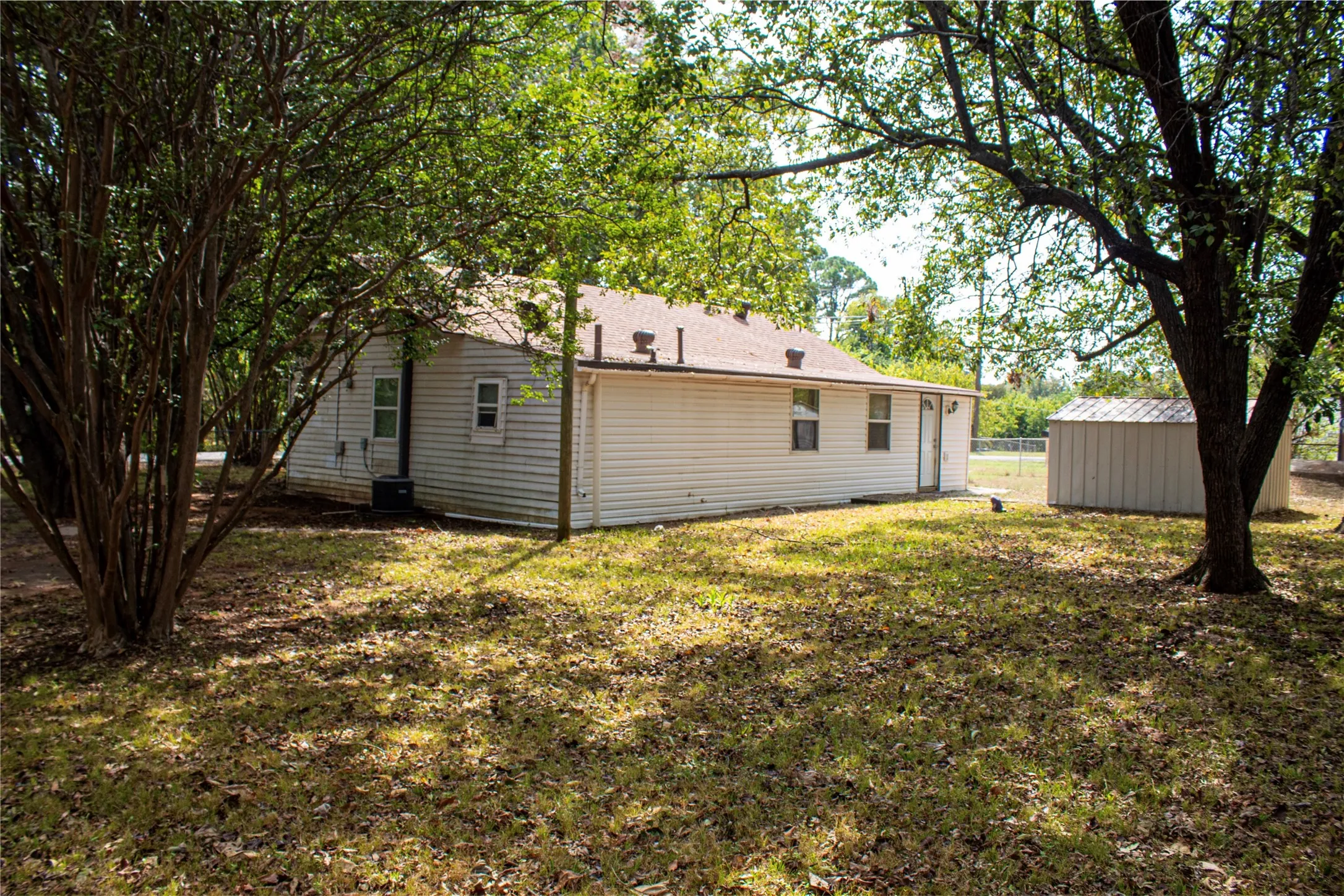 Single Family Residence For Rent in Grayson County , 1001 Star Street, Denison, Texas 75020, 2 Bedroom, 1 Bathroom, Garage spaces, 1,160 Sqft, built in 1945, mls#21395800, Real Estate Agent in Denison, Homes For Rent in Grayson county, Homes For Rent in Denison, Realtor in Denison Texas, Real Estate Brokerage Independent Realty Texas, Luminita Cordes Realtor