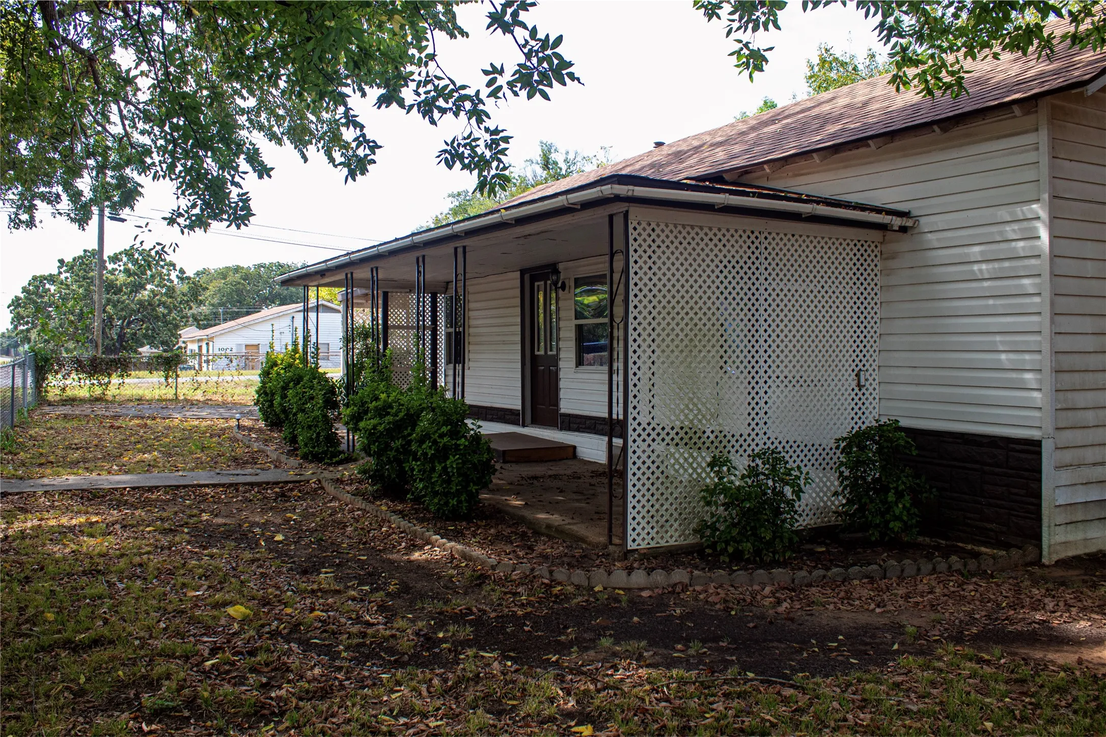 Single Family Residence For Rent in Grayson County , 1001 Star Street, Denison, Texas 75020, 2 Bedroom, 1 Bathroom, Garage spaces, 1,160 Sqft, built in 1945, mls#21395800, Real Estate Agent in Denison, Homes For Rent in Grayson county, Homes For Rent in Denison, Realtor in Denison Texas, Real Estate Brokerage Independent Realty Texas, Luminita Cordes Realtor