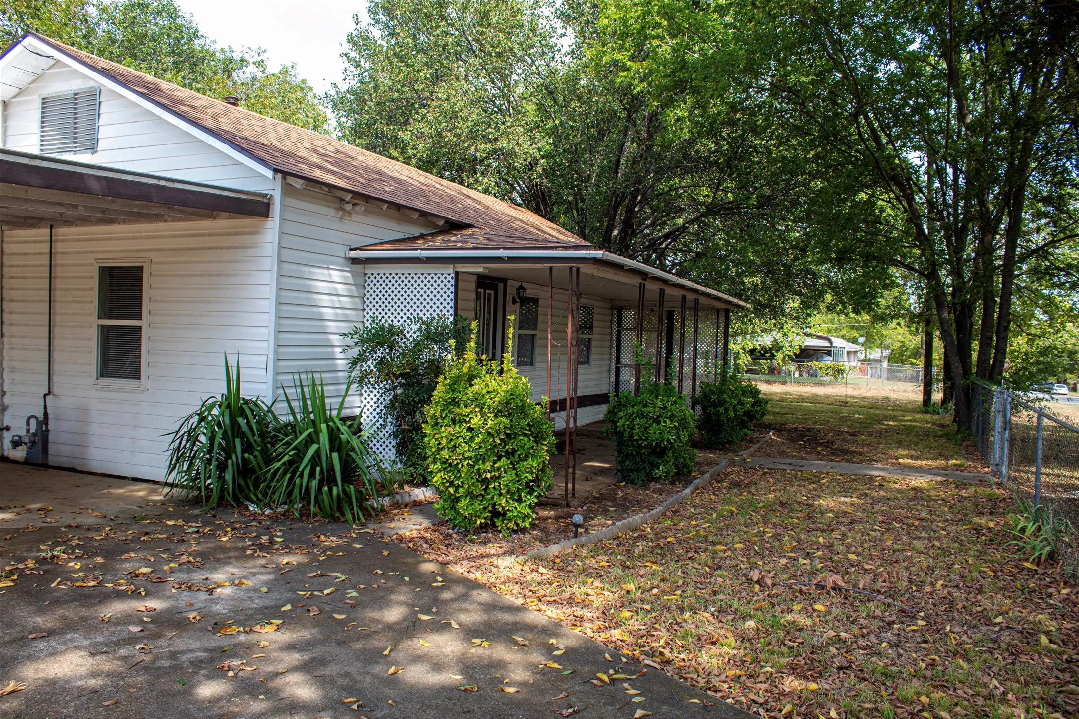 Single Family Residence For Rent in Grayson County , 1001 Star Street, Denison, Texas 75020, 2 Bedroom, 1 Bathroom, Garage spaces, 1,160 Sqft, built in 1945, mls#21395800, Real Estate Agent in Denison, Homes For Rent in Grayson county, Homes For Rent in Denison, Realtor in Denison Texas, Real Estate Brokerage Independent Realty Texas, Luminita Cordes Realtor
