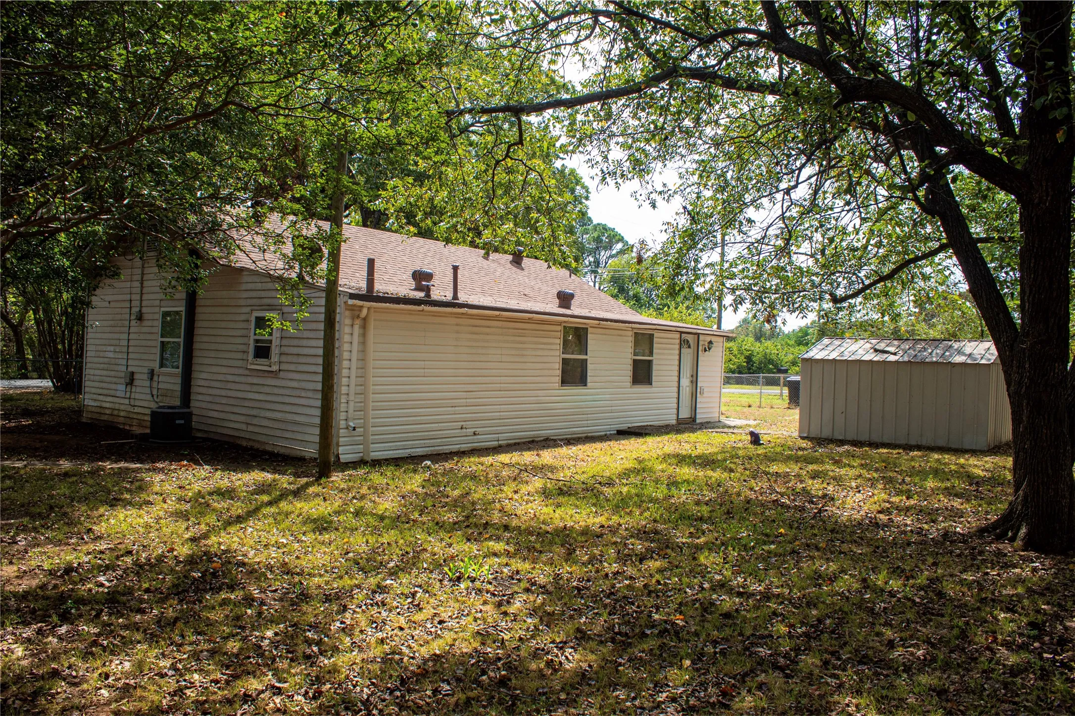 Single Family Residence For Rent in Grayson County , 1001 Star Street, Denison, Texas 75020, 2 Bedroom, 1 Bathroom, Garage spaces, 1,160 Sqft, built in 1945, mls#21395800, Real Estate Agent in Denison, Homes For Rent in Grayson county, Homes For Rent in Denison, Realtor in Denison Texas, Real Estate Brokerage Independent Realty Texas, Luminita Cordes Realtor