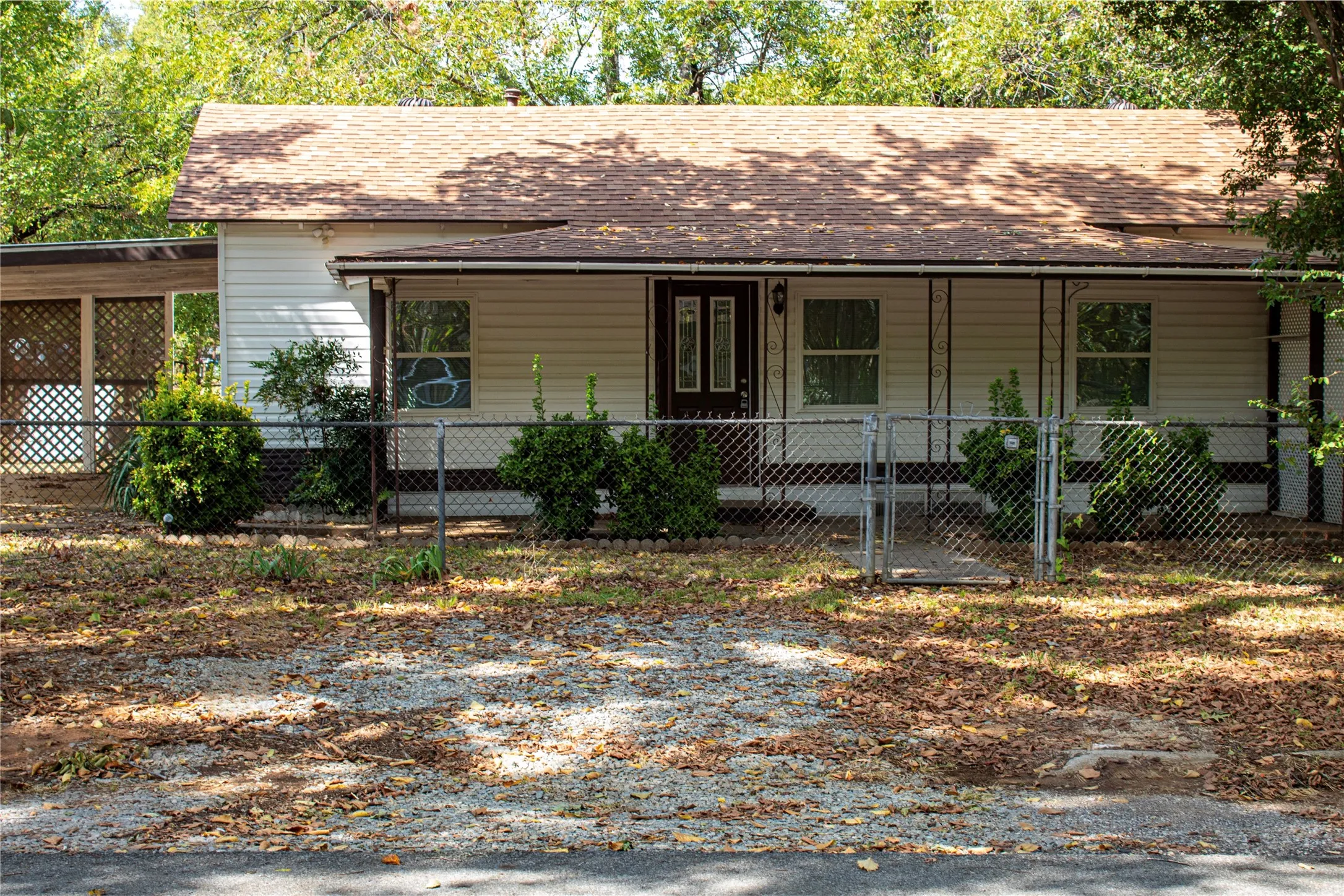 Single Family Residence For Rent in Grayson County , 1001 Star Street, Denison, Texas 75020, 2 Bedroom, 1 Bathroom, Garage spaces, 1,160 Sqft, built in 1945, mls#21395800, Real Estate Agent in Denison, Homes For Rent in Grayson county, Homes For Rent in Denison, Realtor in Denison Texas, Real Estate Brokerage Independent Realty Texas, Luminita Cordes Realtor