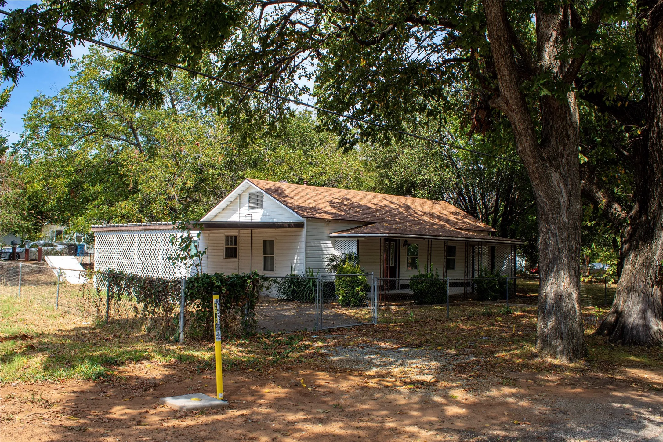 Single Family Residence For Rent in Grayson County , 1001 Star Street, Denison, Texas 75020, 2 Bedroom, 1 Bathroom, Garage spaces, 1,160 Sqft, built in 1945, mls#21395800, Real Estate Agent in Denison, Homes For Rent in Grayson county, Homes For Rent in Denison, Realtor in Denison Texas, Real Estate Brokerage Independent Realty Texas, Luminita Cordes Realtor
