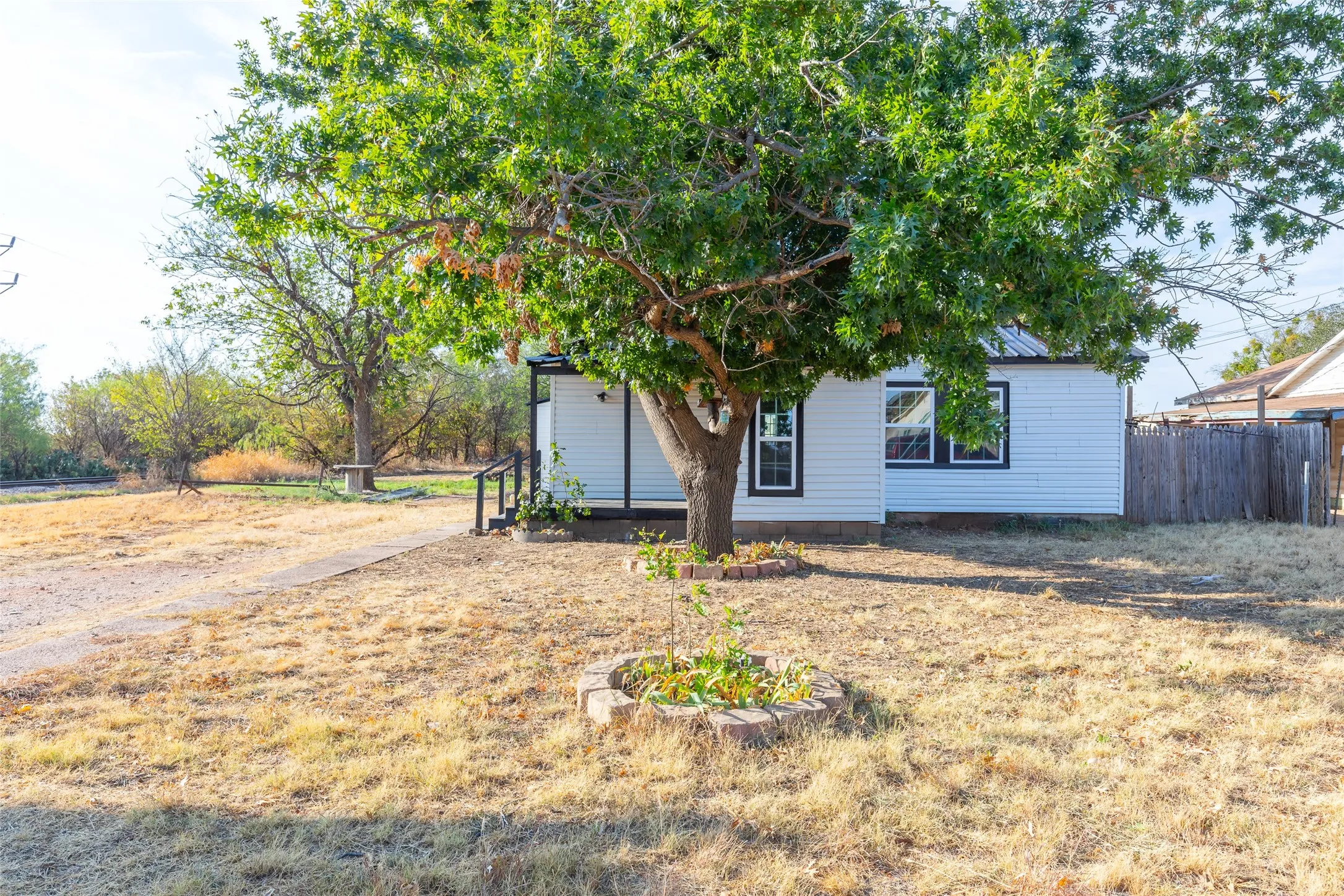 Single Family Residence For Sale in Taylor County , 909 Lane Avenue, Abilene, Texas 79601, 3 Bedroom, 2 Bathroom, 2 Garage spaces, 1,182 Sqft, built in 1957, mls#21393799, Real Estate Agent in Abilene, Homes For Sale in Taylor county, Homes For Sale in Abilene, Realtor in Abilene Texas, Real Estate Brokerage Independent Realty Texas, Luminita Cordes Realtor