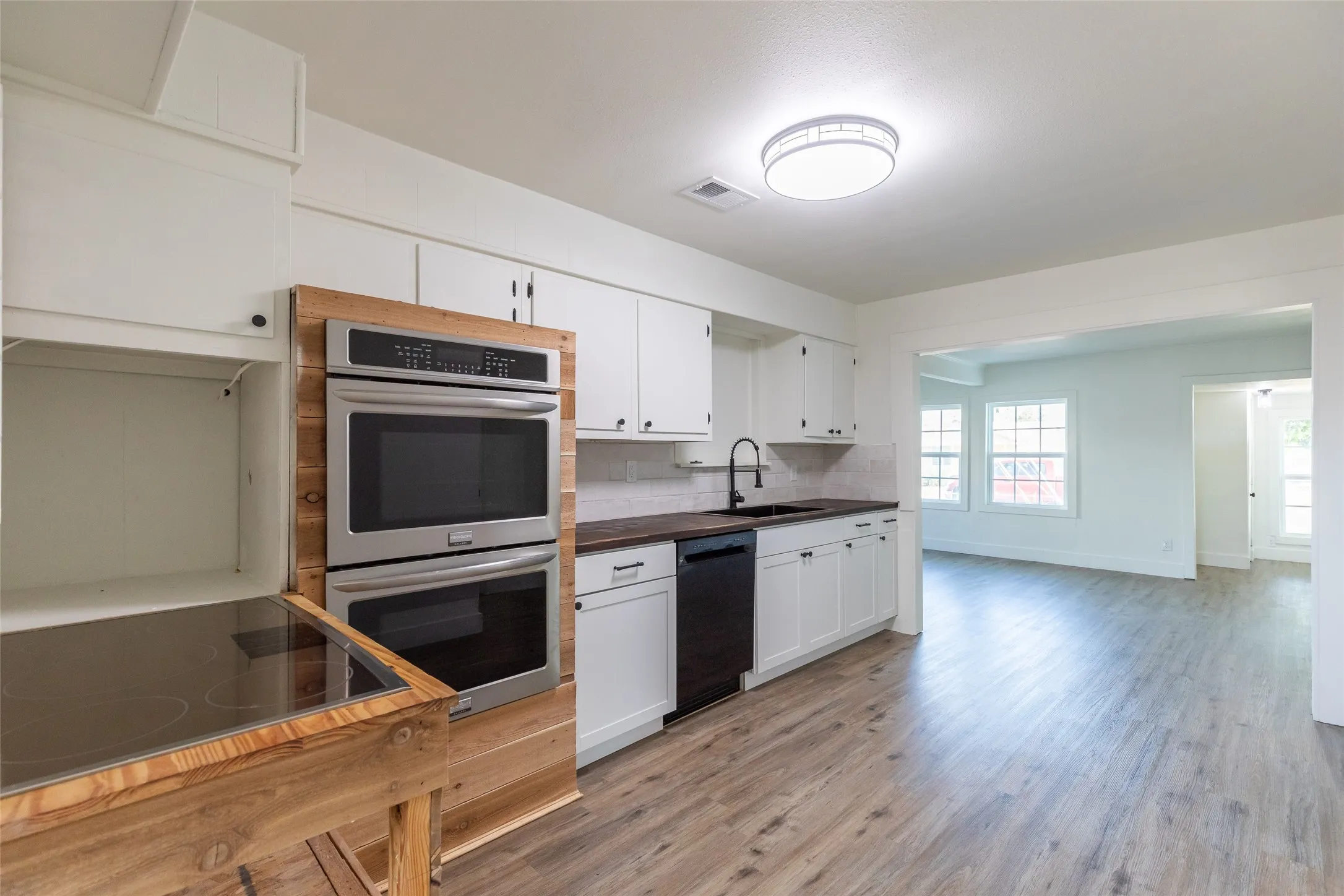 Single Family Residence For Sale in Taylor County , 909 Lane Avenue, Abilene, Texas 79601, 3 Bedroom, 2 Bathroom, 2 Garage spaces, 1,182 Sqft, built in 1957, mls#21393799, Real Estate Agent in Abilene, Homes For Sale in Taylor county, Homes For Sale in Abilene, Realtor in Abilene Texas, Real Estate Brokerage Independent Realty Texas, Luminita Cordes Realtor