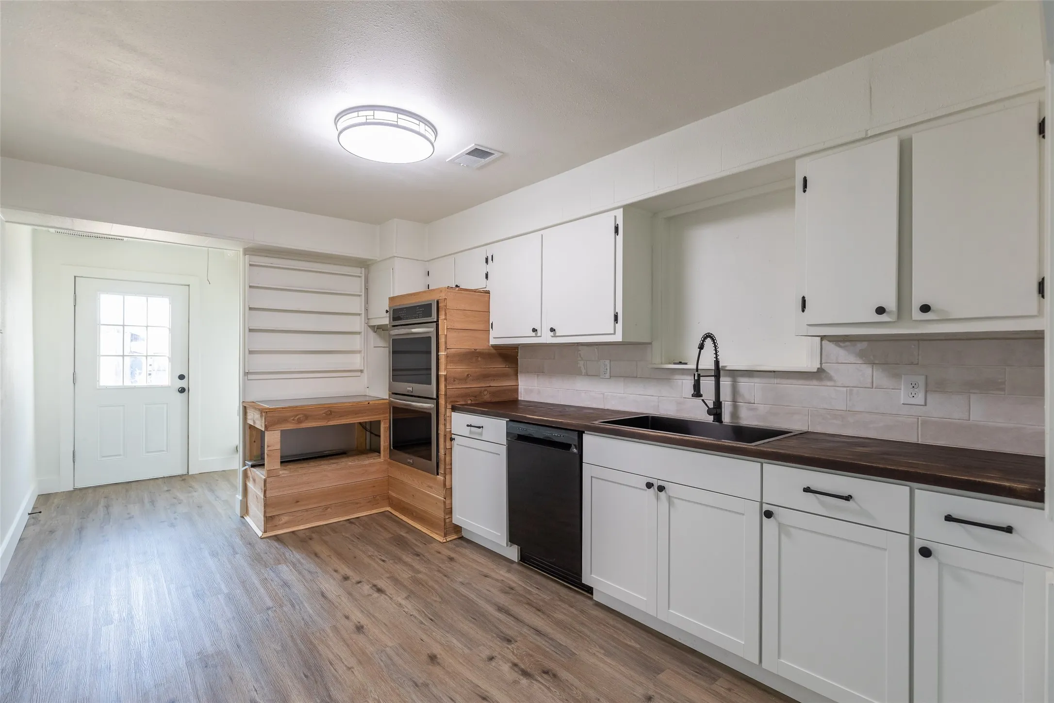 Single Family Residence For Sale in Taylor County , 909 Lane Avenue, Abilene, Texas 79601, 3 Bedroom, 2 Bathroom, 2 Garage spaces, 1,182 Sqft, built in 1957, mls#21393799, Real Estate Agent in Abilene, Homes For Sale in Taylor county, Homes For Sale in Abilene, Realtor in Abilene Texas, Real Estate Brokerage Independent Realty Texas, Luminita Cordes Realtor