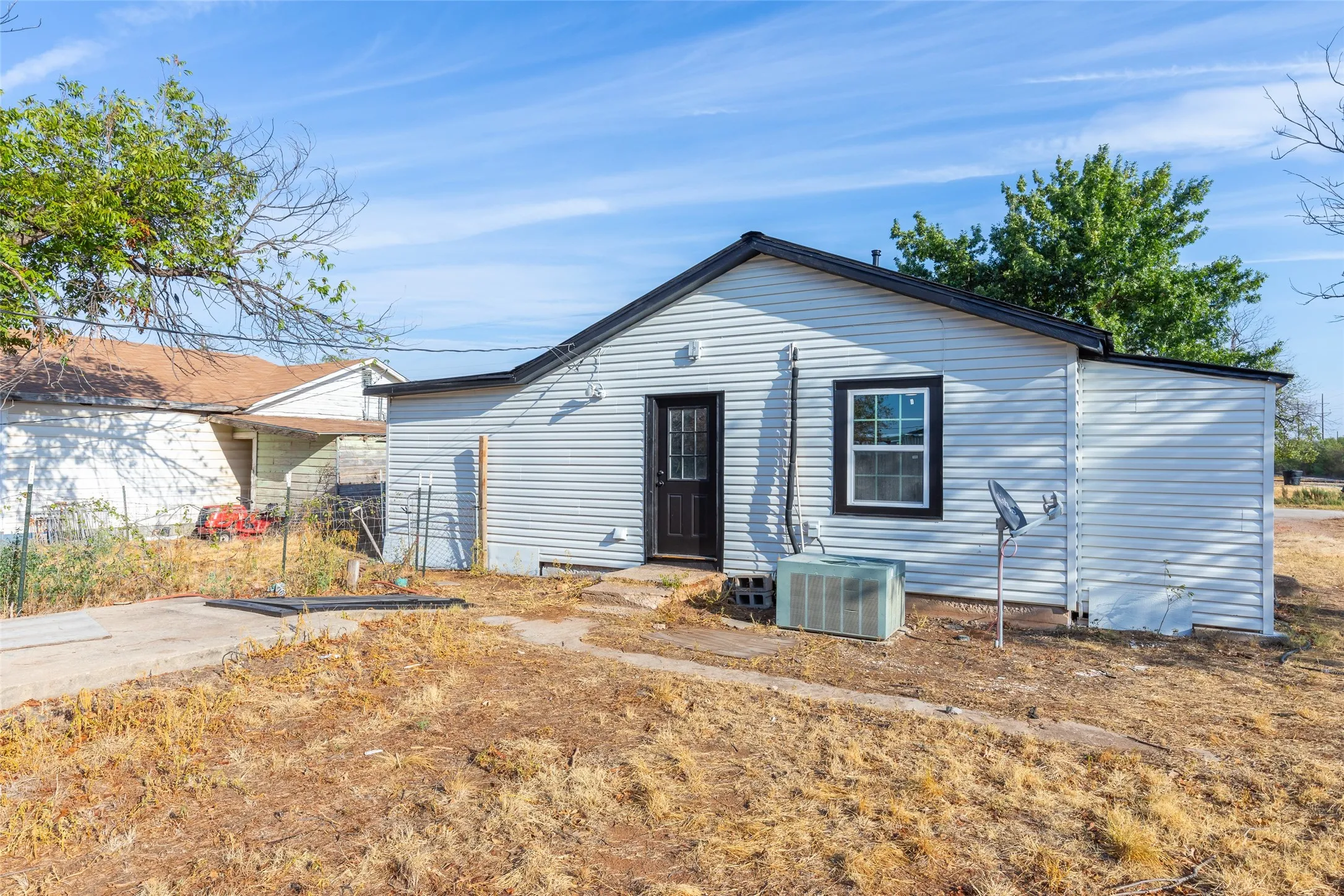 Single Family Residence For Sale in Taylor County , 909 Lane Avenue, Abilene, Texas 79601, 3 Bedroom, 2 Bathroom, 2 Garage spaces, 1,182 Sqft, built in 1957, mls#21393799, Real Estate Agent in Abilene, Homes For Sale in Taylor county, Homes For Sale in Abilene, Realtor in Abilene Texas, Real Estate Brokerage Independent Realty Texas, Luminita Cordes Realtor