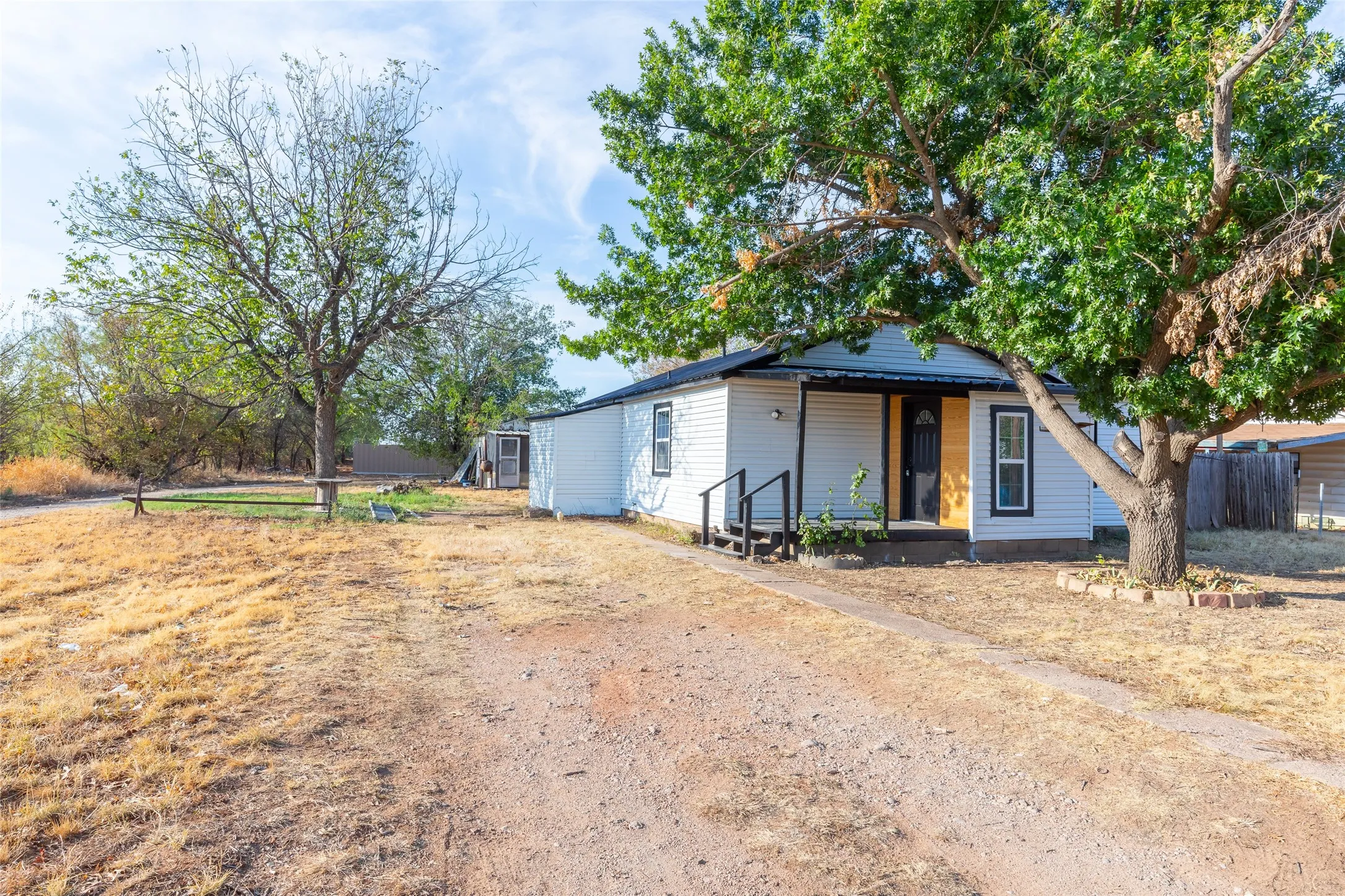 Single Family Residence For Sale in Taylor County , 909 Lane Avenue, Abilene, Texas 79601, 3 Bedroom, 2 Bathroom, 2 Garage spaces, 1,182 Sqft, built in 1957, mls#21393799, Real Estate Agent in Abilene, Homes For Sale in Taylor county, Homes For Sale in Abilene, Realtor in Abilene Texas, Real Estate Brokerage Independent Realty Texas, Luminita Cordes Realtor
