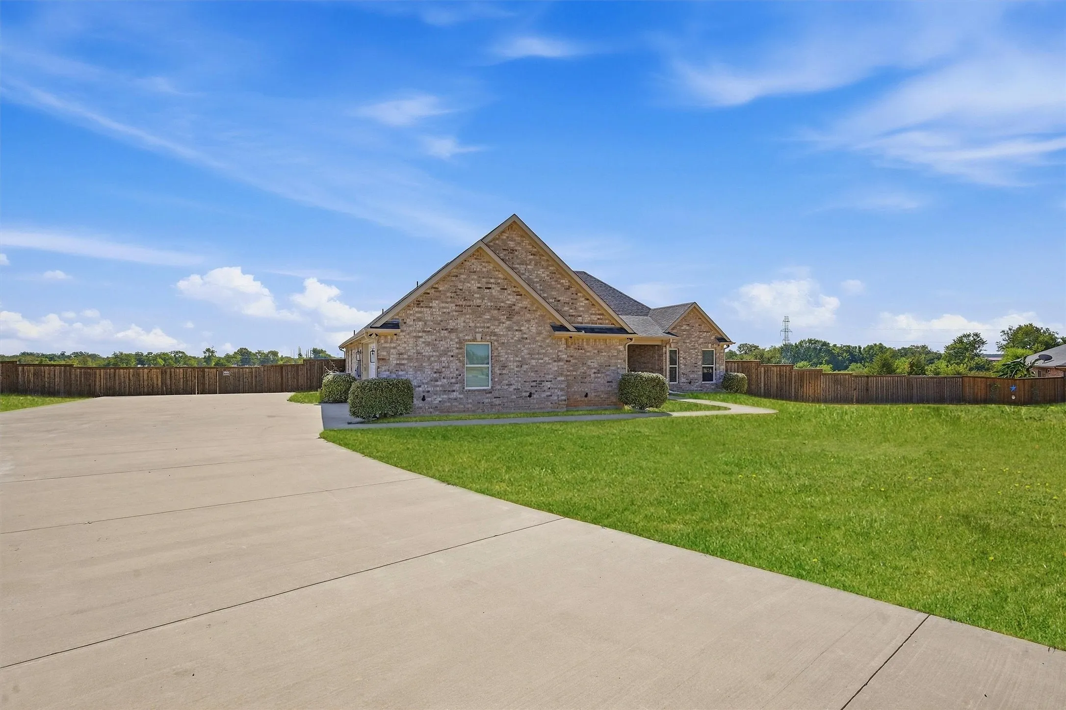 Single Family Residence For Sale in Grayson County , 1001 Johnson Trail, Bells, Texas 75414, 4 Bedroom, 3 Bathroom, 2 Garage spaces, 2,498 Sqft, built in 2022, mls#21393309, Real Estate Agent in Bells, Homes For Sale in Grayson county, Homes For Sale in Bells, Realtor in Bells Texas, Real Estate Brokerage Independent Realty Texas, Luminita Cordes Realtor