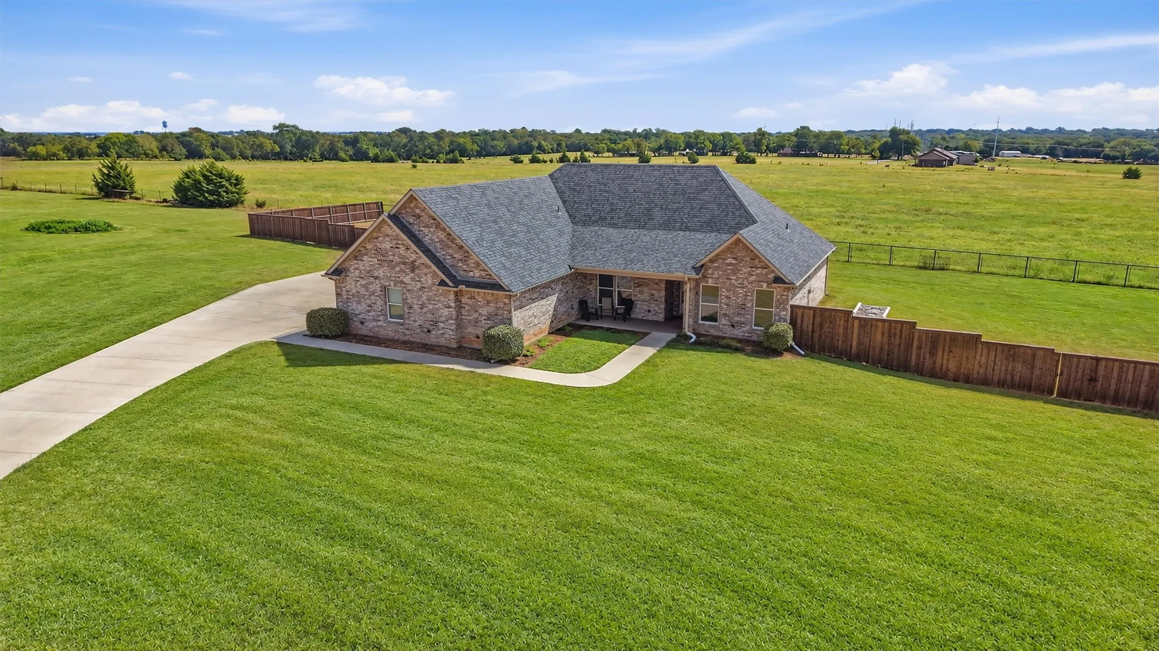 Single Family Residence For Sale in Grayson County , 1001 Johnson Trail, Bells, Texas 75414, 4 Bedroom, 3 Bathroom, 2 Garage spaces, 2,498 Sqft, built in 2022, mls#21393309, Real Estate Agent in Bells, Homes For Sale in Grayson county, Homes For Sale in Bells, Realtor in Bells Texas, Real Estate Brokerage Independent Realty Texas, Luminita Cordes Realtor