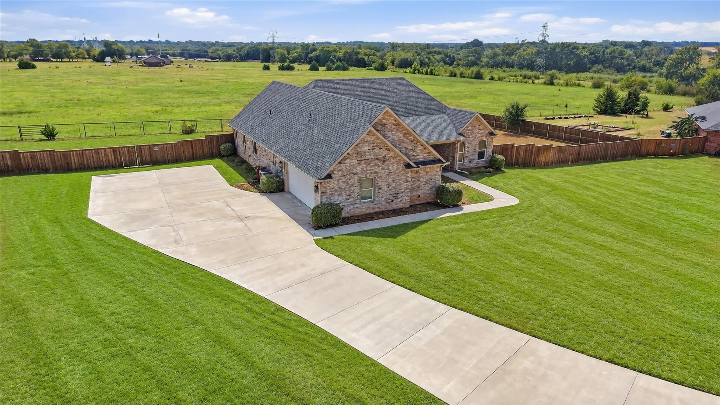 Single Family Residence For Sale in Grayson County , 1001 Johnson Trail, Bells, Texas 75414, 4 Bedroom, 3 Bathroom, 2 Garage spaces, 2,498 Sqft, built in 2022, mls#21393309, Real Estate Agent in Bells, Homes For Sale in Grayson county, Homes For Sale in Bells, Realtor in Bells Texas, Real Estate Brokerage Independent Realty Texas, Luminita Cordes Realtor