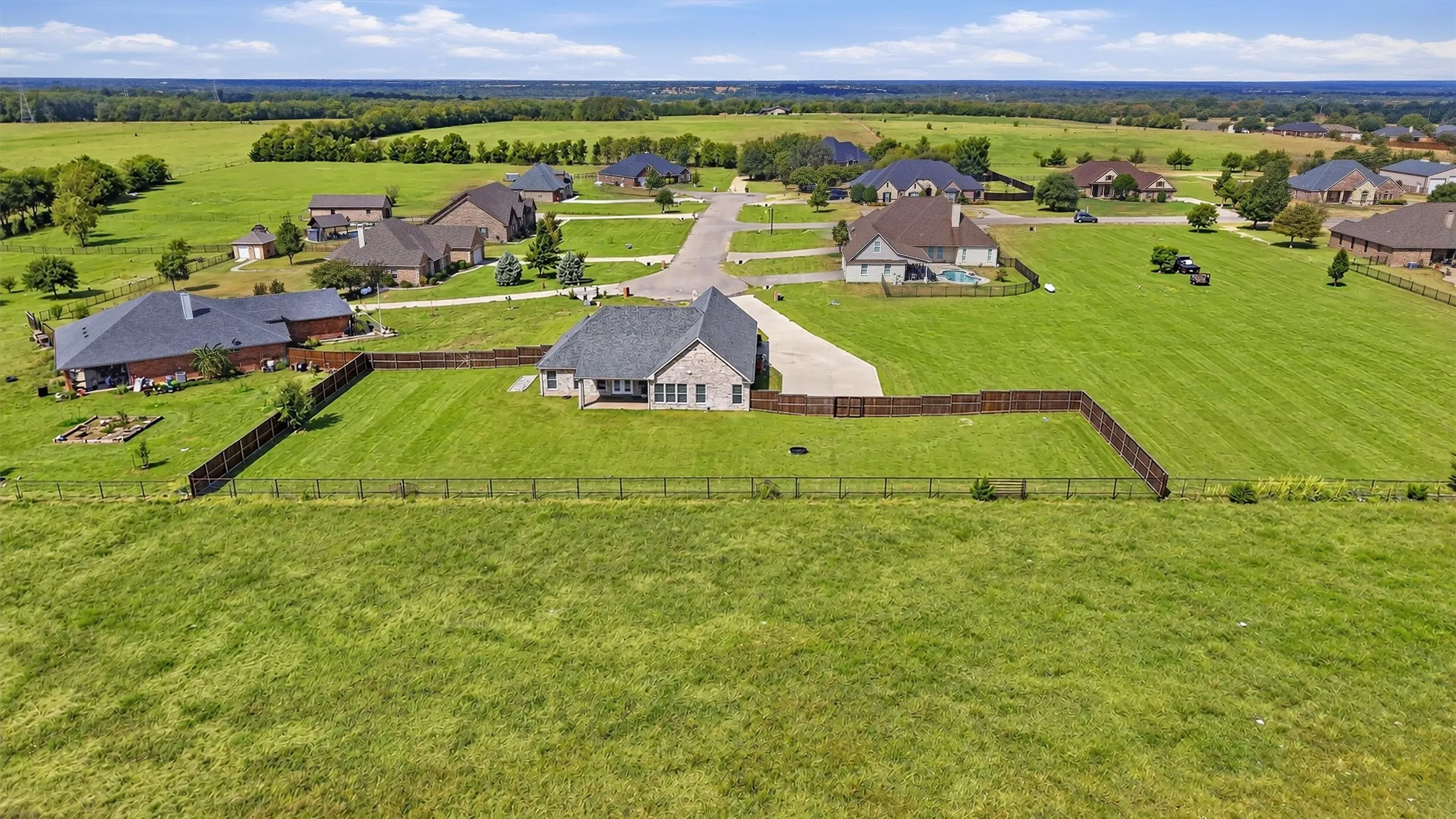 Single Family Residence For Sale in Grayson County , 1001 Johnson Trail, Bells, Texas 75414, 4 Bedroom, 3 Bathroom, 2 Garage spaces, 2,498 Sqft, built in 2022, mls#21393309, Real Estate Agent in Bells, Homes For Sale in Grayson county, Homes For Sale in Bells, Realtor in Bells Texas, Real Estate Brokerage Independent Realty Texas, Luminita Cordes Realtor