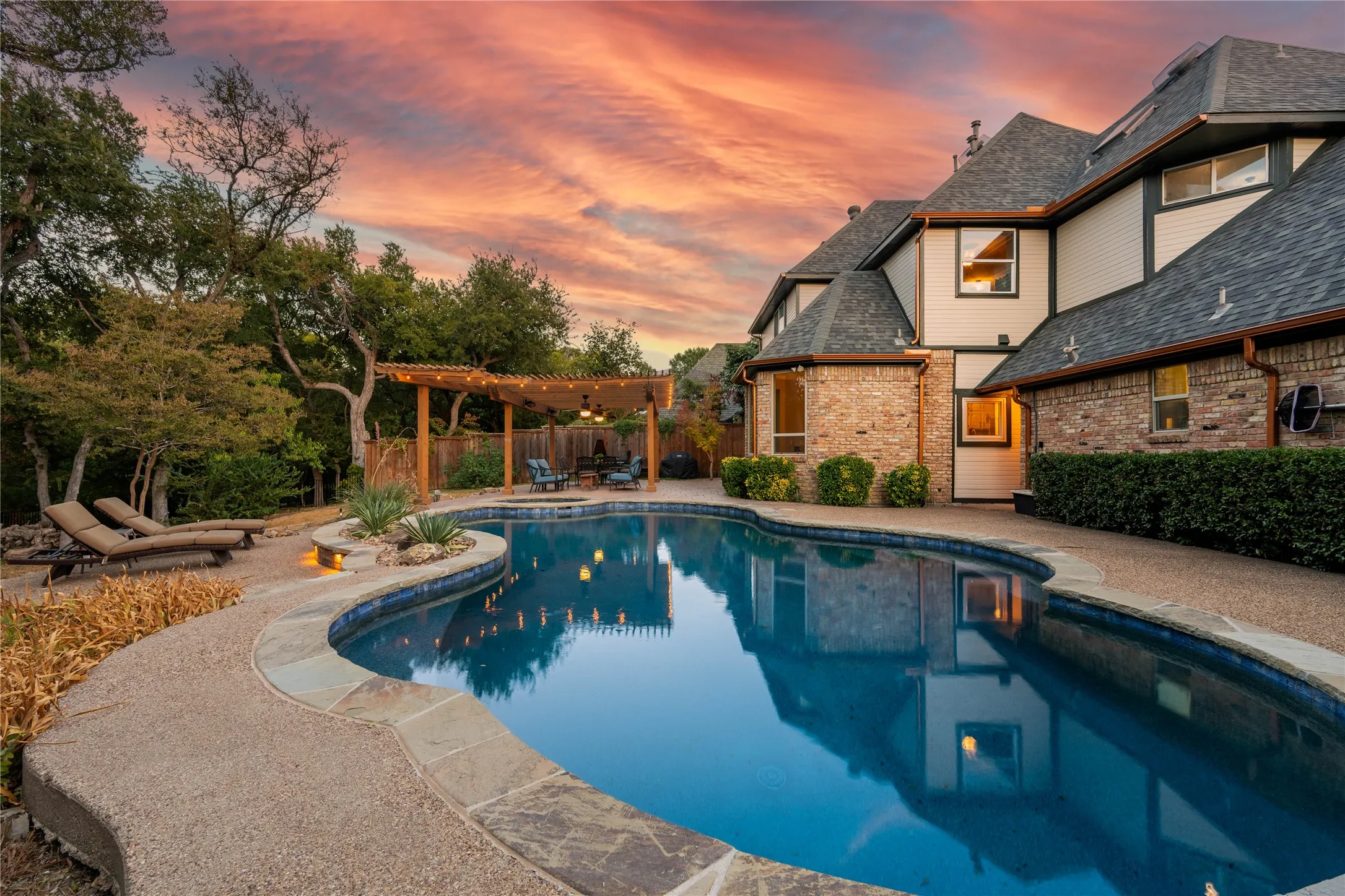 Single Family Residence For Sale in Denton County , 2329 Highlands Creek Road, Carrollton, Texas 75007, 4 Bedroom, 4 Bathroom, 2 Garage spaces, 3,264 Sqft, built in 1984, mls#21395552, Real Estate Agent in Carrollton, Homes For Sale in Denton county, Homes For Sale in Carrollton, Realtor in Carrollton Texas, Real Estate Brokerage Independent Realty Texas, Luminita Cordes Realtor