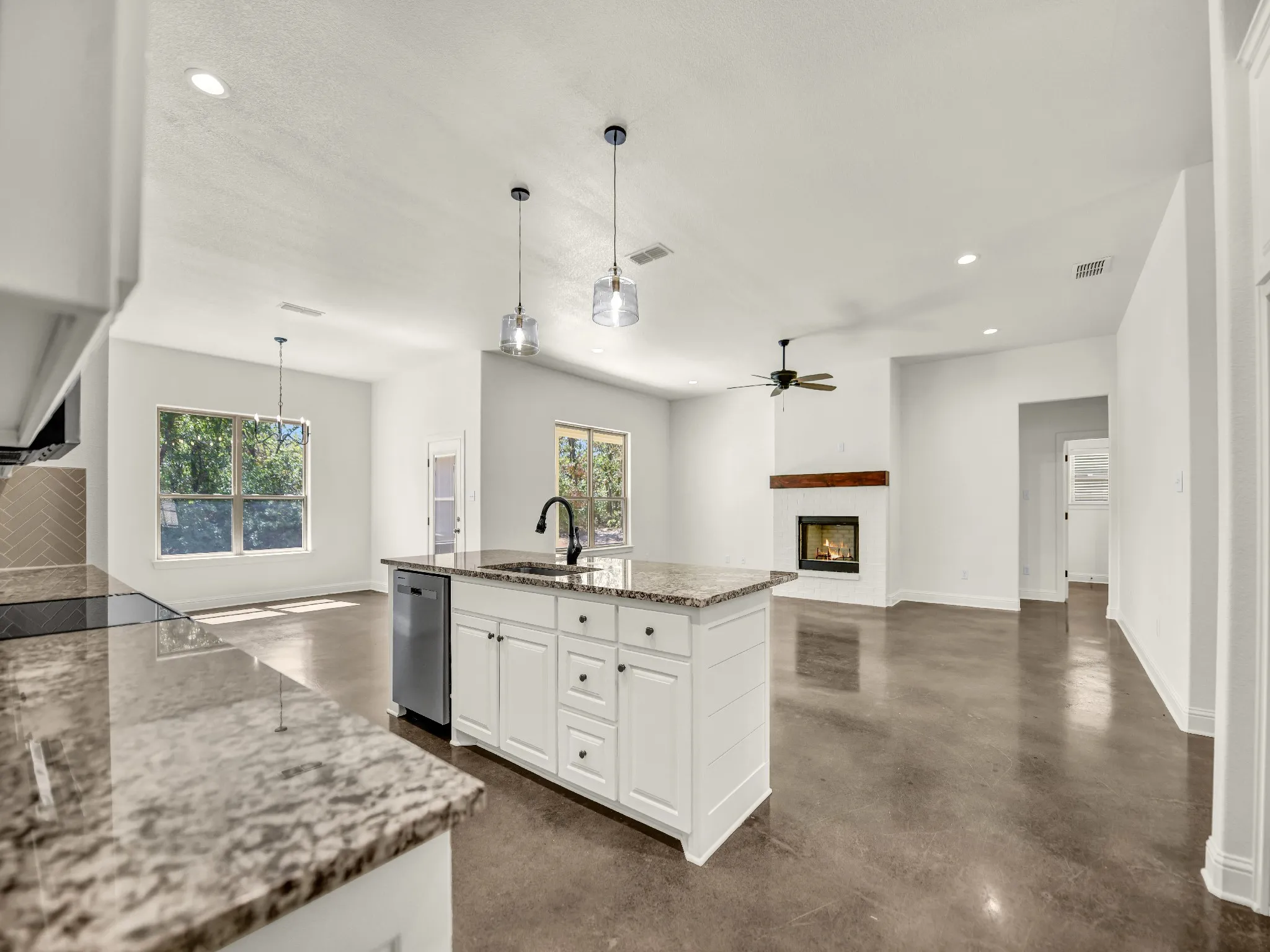 Single Family Residence For Rent in Parker County , 183 Graystone Drive, Weatherford, Texas 76088, 4 Bedroom, 2 Bathroom, 3 Garage spaces, 2,239 Sqft, built in 2022, mls#21395349, Real Estate Agent in Weatherford, Homes For Rent in Parker county, Homes For Rent in Weatherford, Realtor in Weatherford Texas, Real Estate Brokerage Independent Realty Texas, Luminita Cordes Realtor