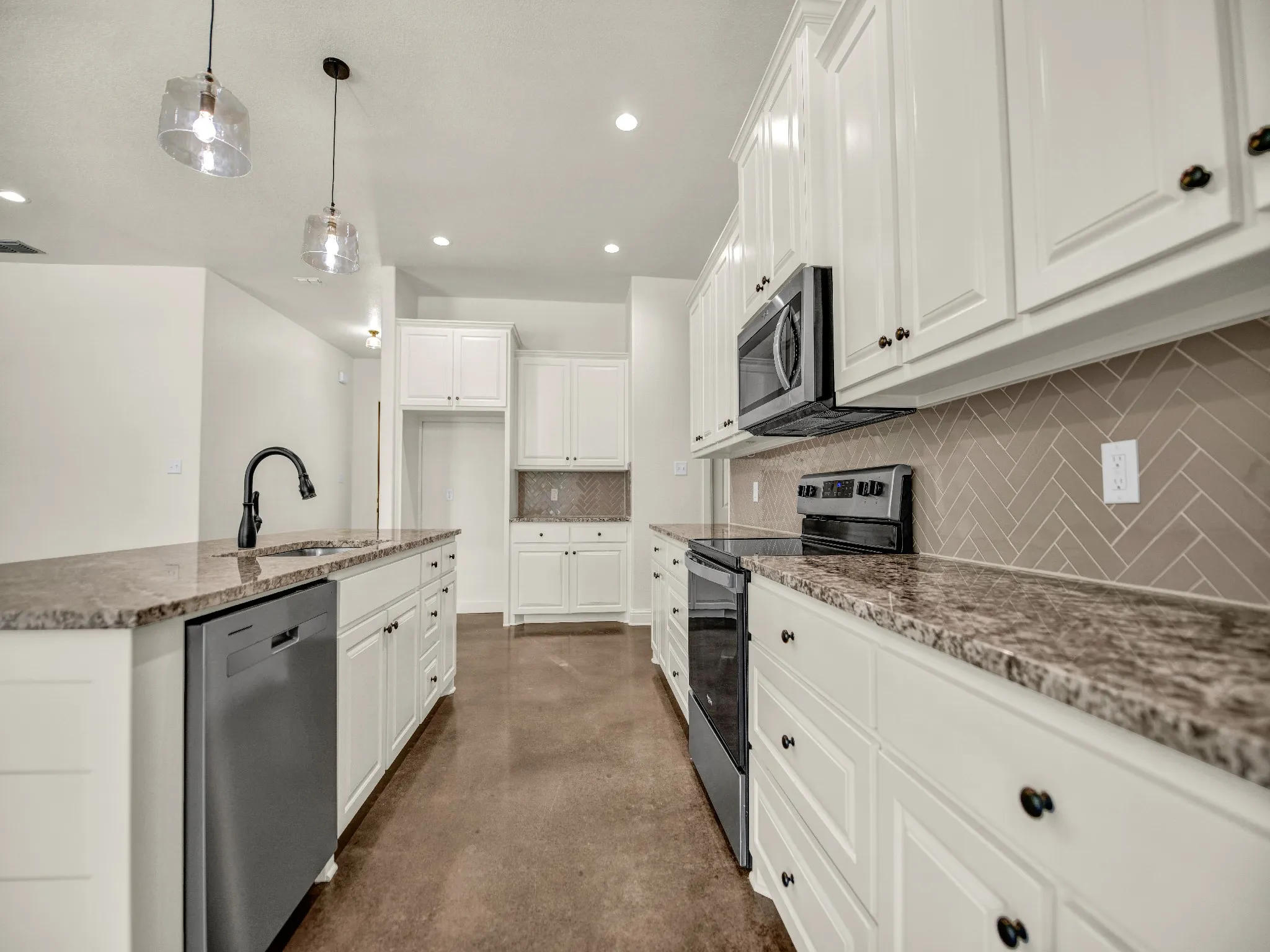 Single Family Residence For Rent in Parker County , 183 Graystone Drive, Weatherford, Texas 76088, 4 Bedroom, 2 Bathroom, 3 Garage spaces, 2,239 Sqft, built in 2022, mls#21395349, Real Estate Agent in Weatherford, Homes For Rent in Parker county, Homes For Rent in Weatherford, Realtor in Weatherford Texas, Real Estate Brokerage Independent Realty Texas, Luminita Cordes Realtor