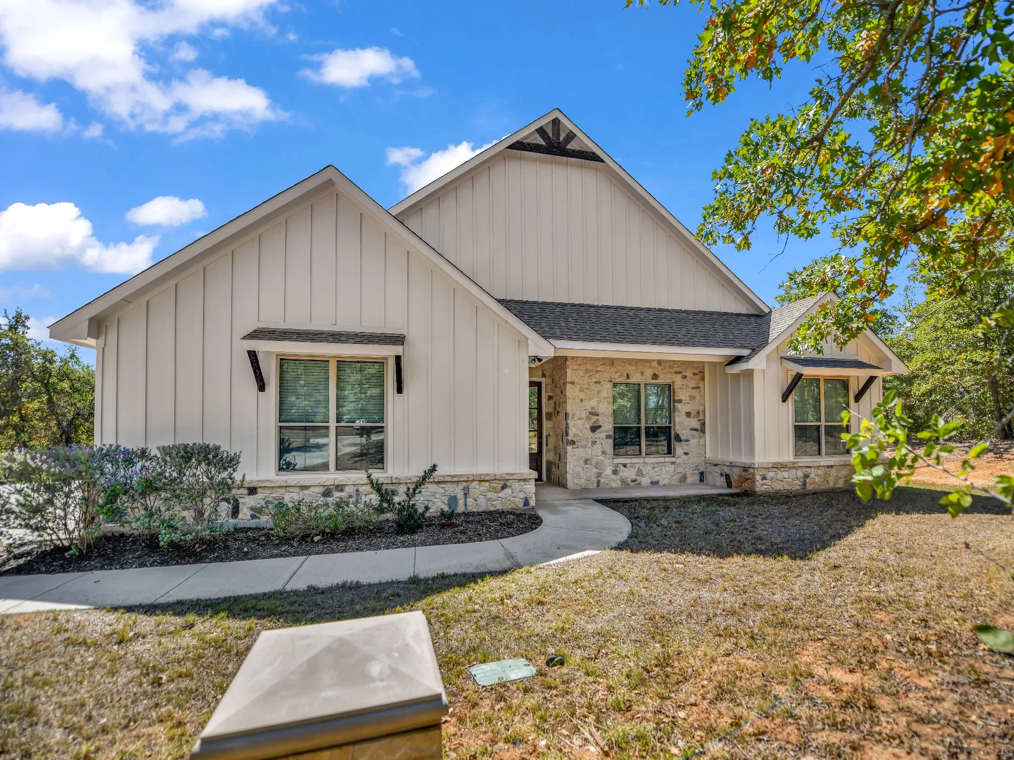 Single Family Residence For Rent in Parker County , 183 Graystone Drive, Weatherford, Texas 76088, 4 Bedroom, 2 Bathroom, 3 Garage spaces, 2,239 Sqft, built in 2022, mls#21395349, Real Estate Agent in Weatherford, Homes For Rent in Parker county, Homes For Rent in Weatherford, Realtor in Weatherford Texas, Real Estate Brokerage Independent Realty Texas, Luminita Cordes Realtor