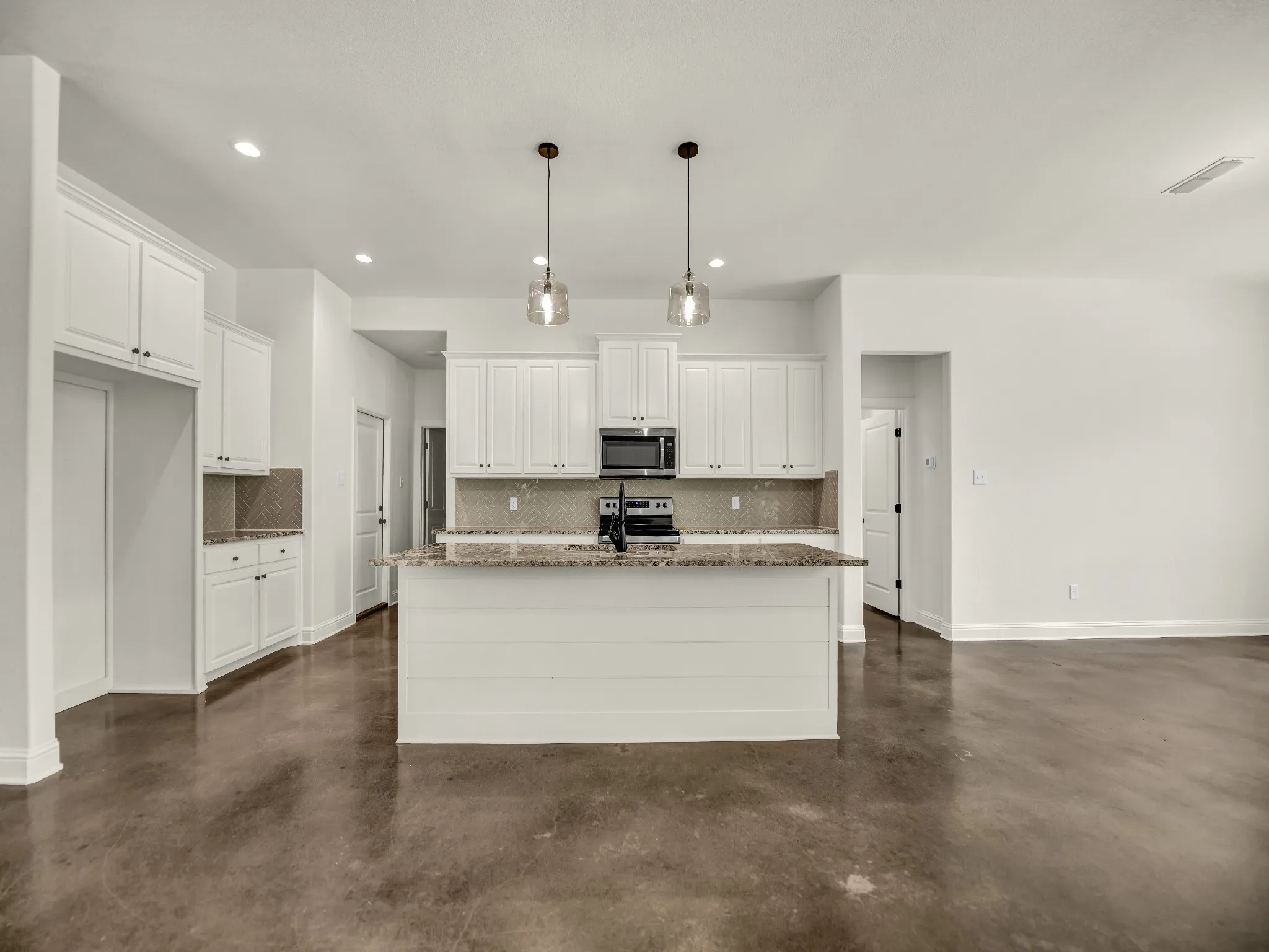 Single Family Residence For Rent in Parker County , 183 Graystone Drive, Weatherford, Texas 76088, 4 Bedroom, 2 Bathroom, 3 Garage spaces, 2,239 Sqft, built in 2022, mls#21395349, Real Estate Agent in Weatherford, Homes For Rent in Parker county, Homes For Rent in Weatherford, Realtor in Weatherford Texas, Real Estate Brokerage Independent Realty Texas, Luminita Cordes Realtor