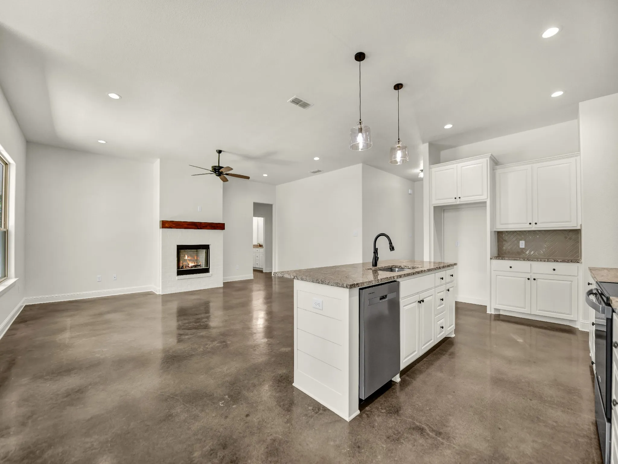 Single Family Residence For Rent in Parker County , 183 Graystone Drive, Weatherford, Texas 76088, 4 Bedroom, 2 Bathroom, 3 Garage spaces, 2,239 Sqft, built in 2022, mls#21395349, Real Estate Agent in Weatherford, Homes For Rent in Parker county, Homes For Rent in Weatherford, Realtor in Weatherford Texas, Real Estate Brokerage Independent Realty Texas, Luminita Cordes Realtor